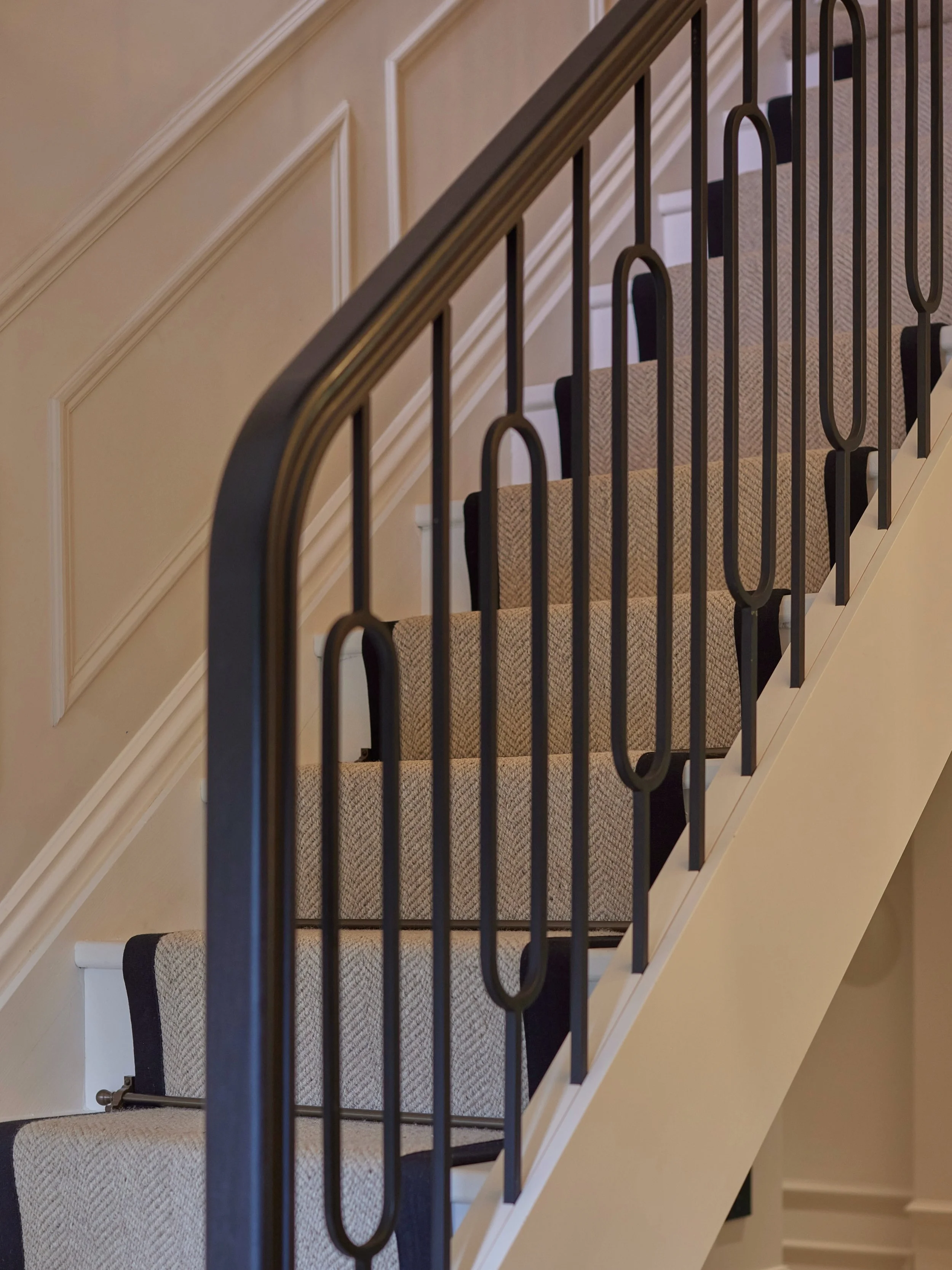 Elevating the everyday transition.

This project perfectly blends modern architectural lines with soft, classic textures. Swipe to see how this bespoke balustrade frames the entire space!
