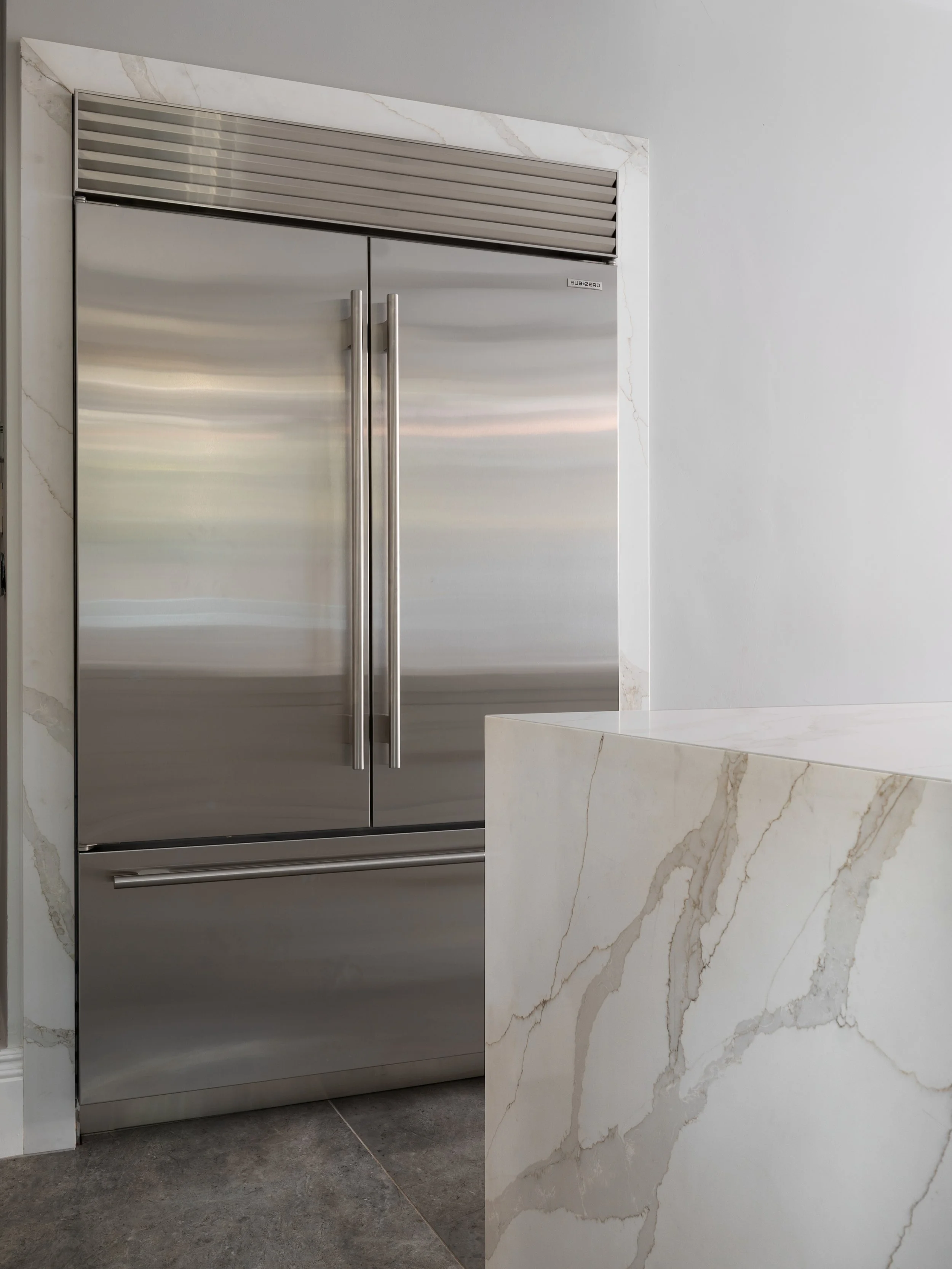 Sophisticated and chic is all we know. 

A refined palette of soft neutrals, statement stone and warm brass accents creates a kitchen that feels effortlessly luxurious.

For all enquiries please contact us on 01565 746788 or info@panoramic-properties