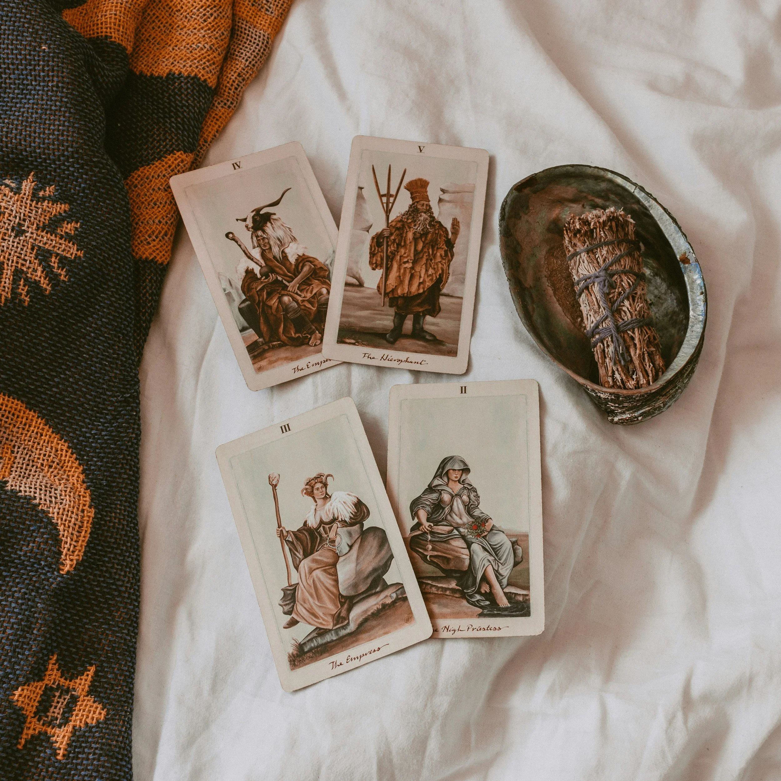 Mehr als bunte Bilder: Was die vier Elemente des Tarot bedeuten