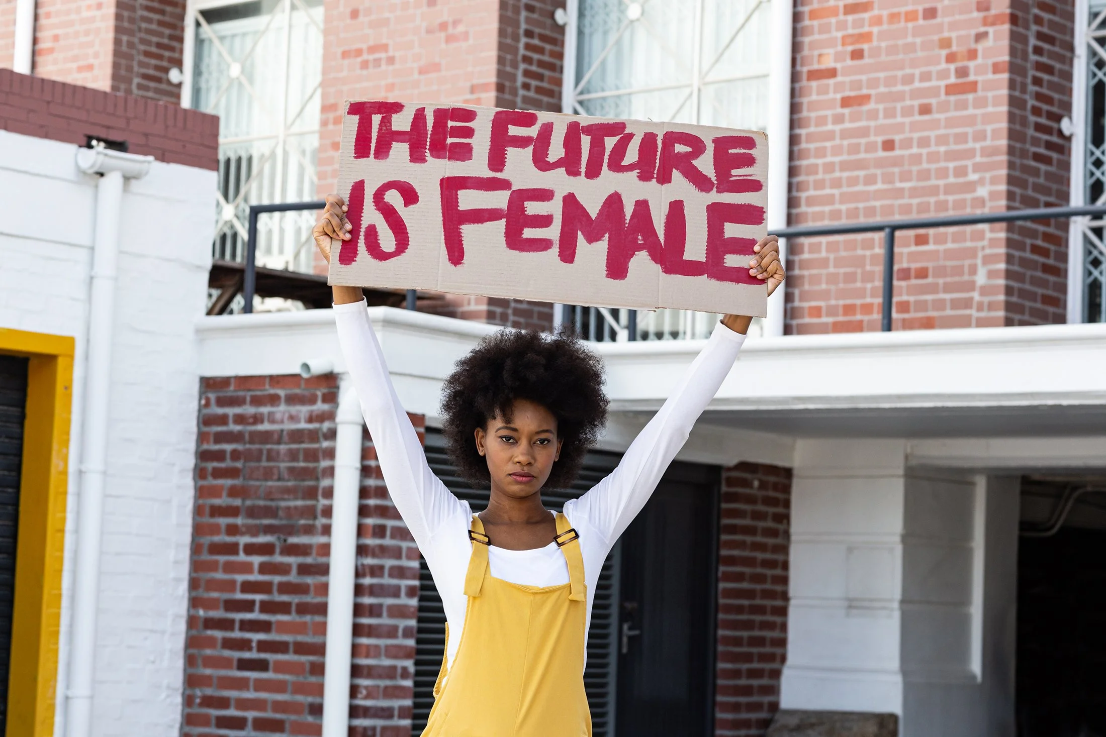 FÉMINITÉ CONTRE IMITATION: POURQUOI VALORISER LES FEMMES EXIGE DE CESSER DE LES TRANSFORMER EN HOMMES.