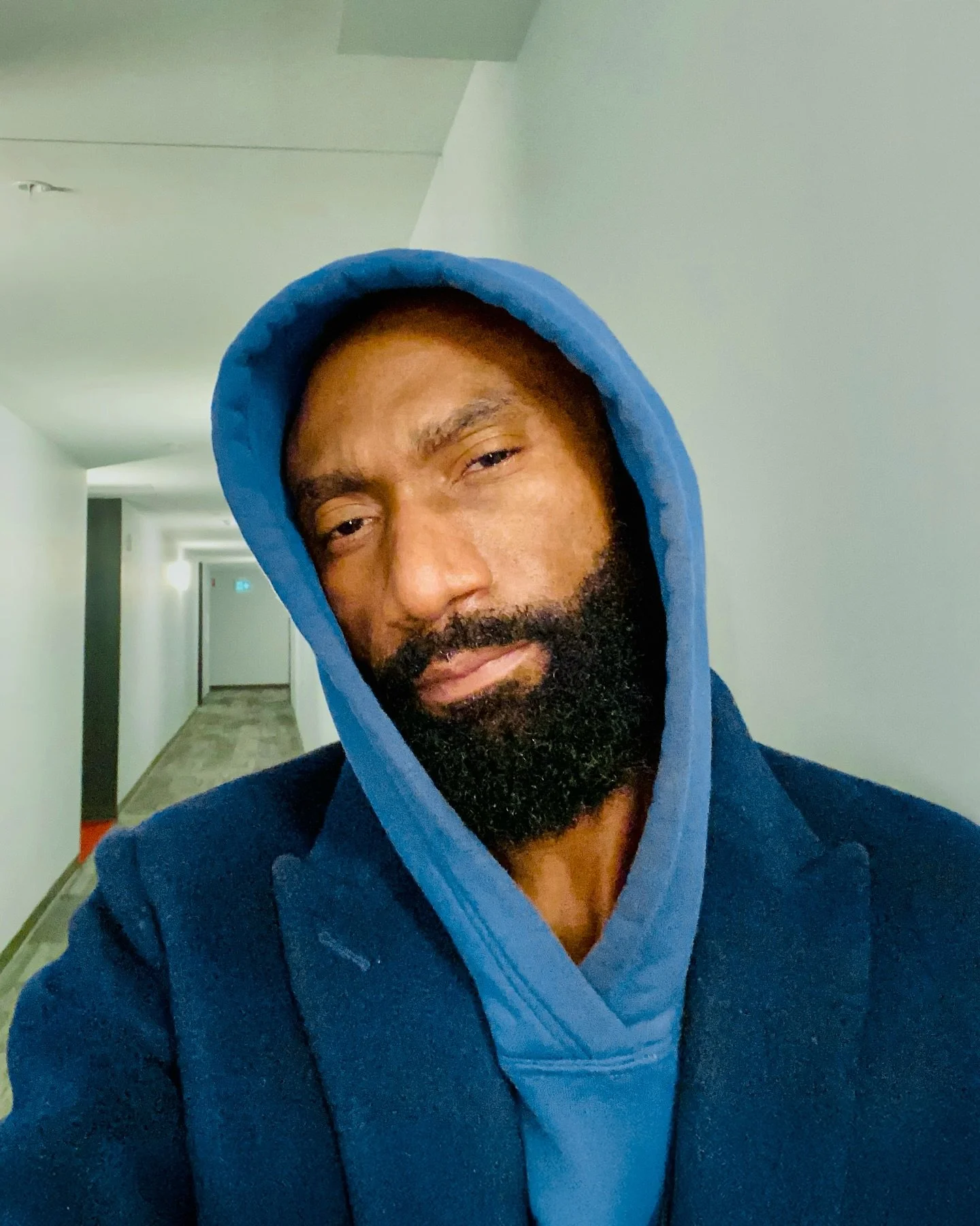 Ils nous ont eu. On aime ce &agrave; quoi on ne devrait pas faire confiance. Aujourd&rsquo;hui on vit &agrave; travers les contenus. C&rsquo;est un cirque. 

Ils prennent nos informations comme si nous essayons de rester en contact. Nous ne savons ri