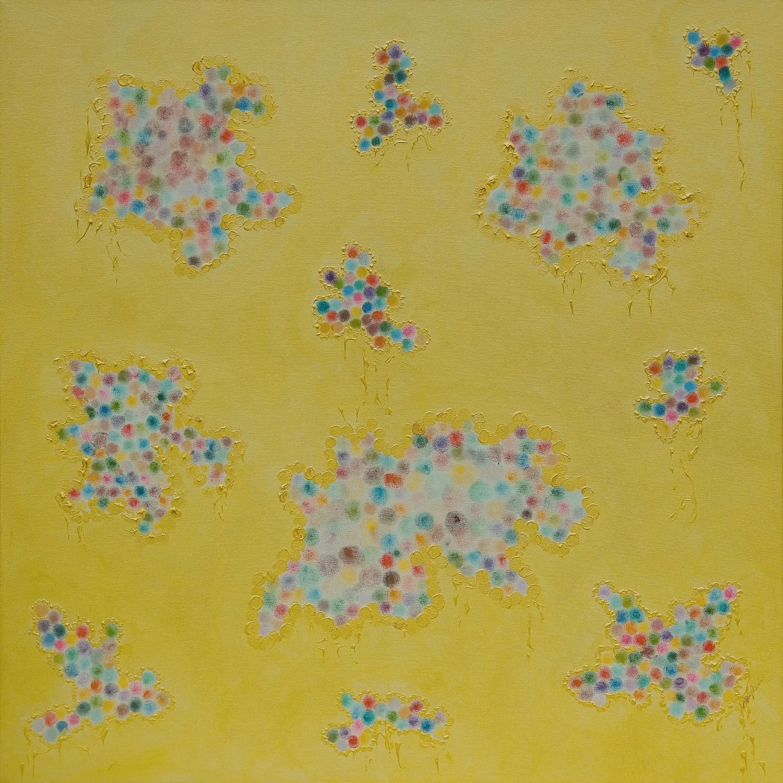 Dipinto astratto con forme a fiore colorate e contorni dorati su sfondo giallo.