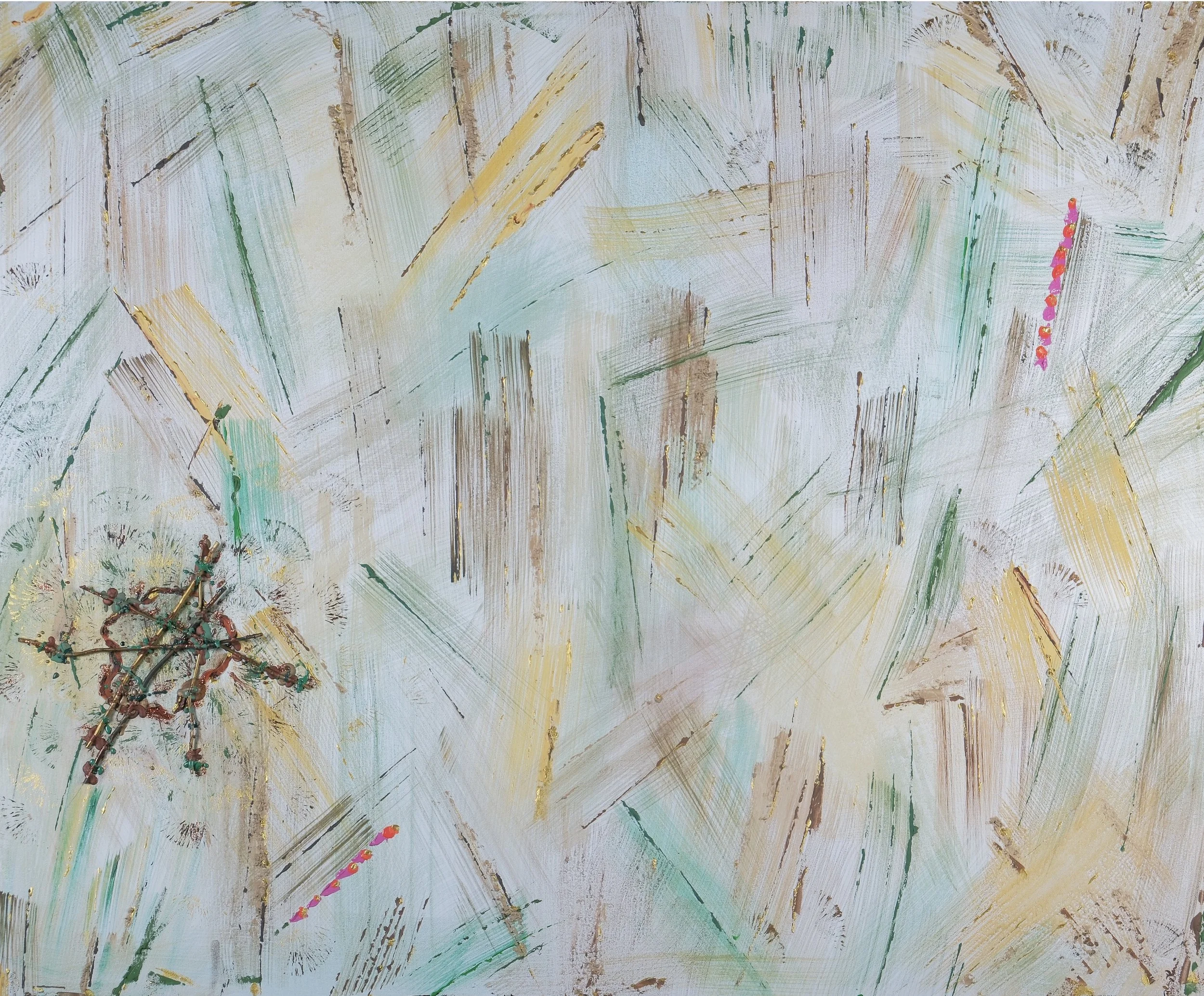 Pittura astratta con tratti blu, gialli e verdi e una collana decorativa con rami di legno nell'angolo inferiore sinistro.