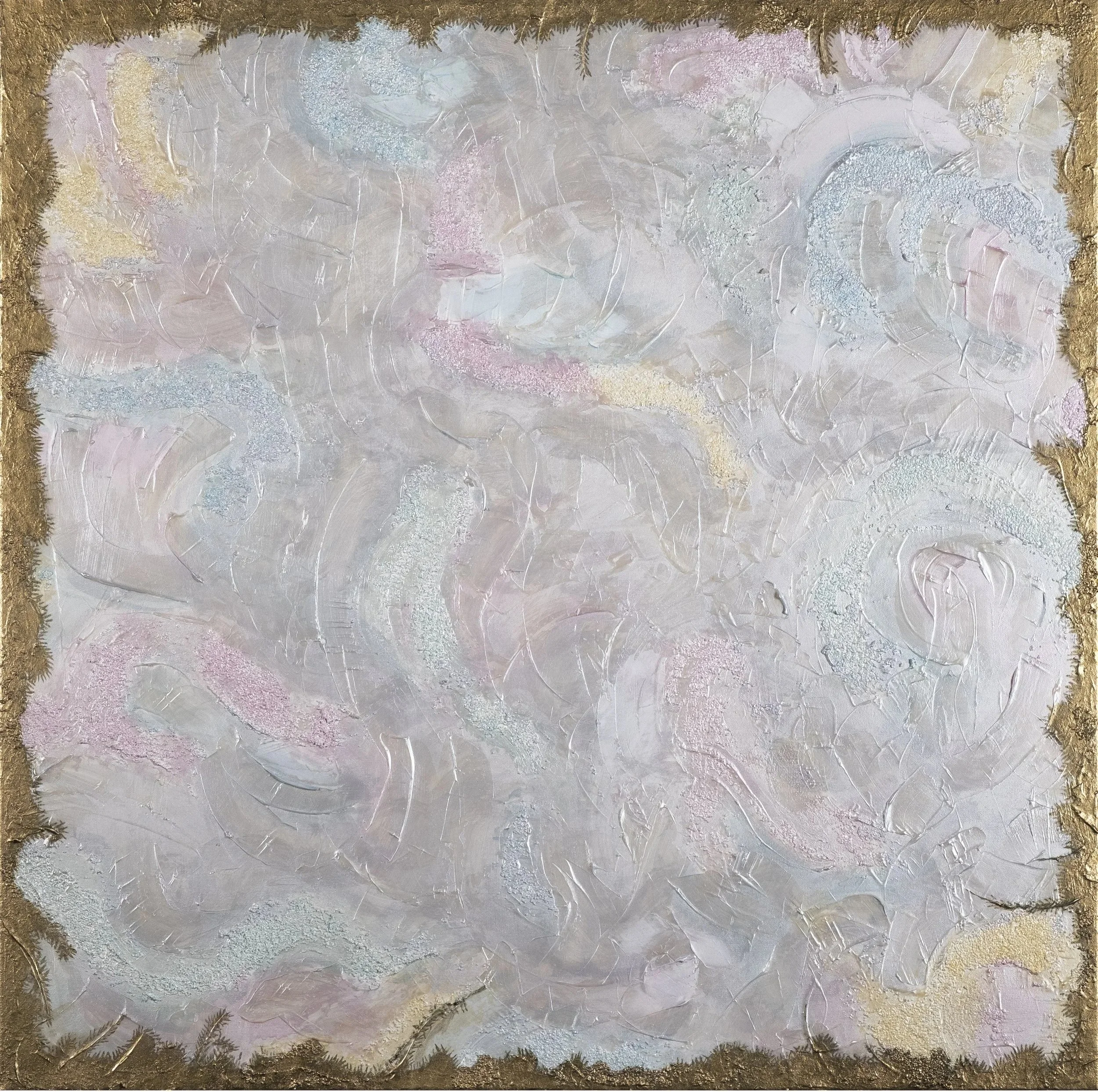 Un dipinto astratto con sfumature di bianco, rosa, azzurro e giallo, bordato da una cornice dorata.