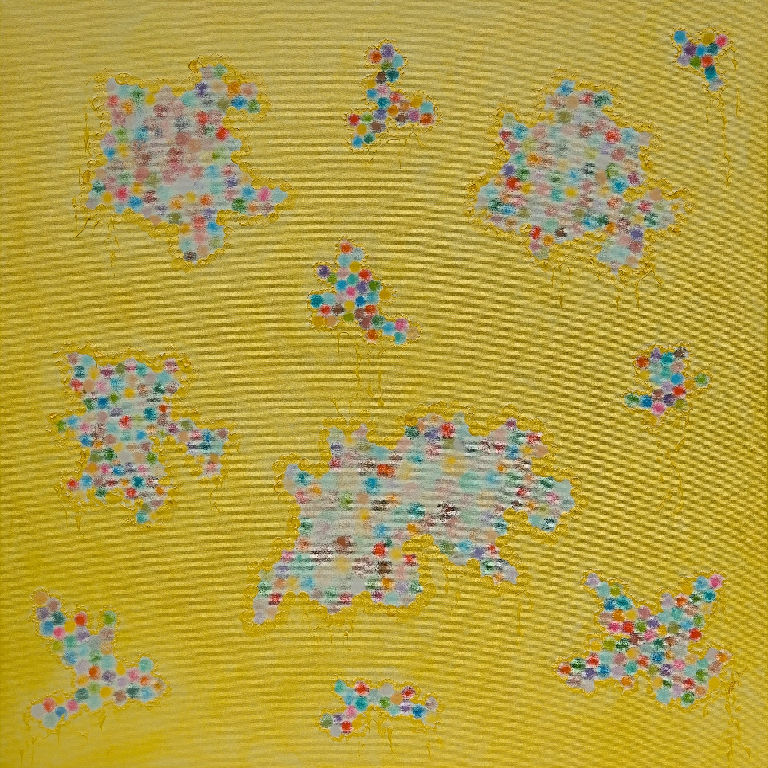 Dipinti astratti con forme a puzzle colorate su sfondo giallo.