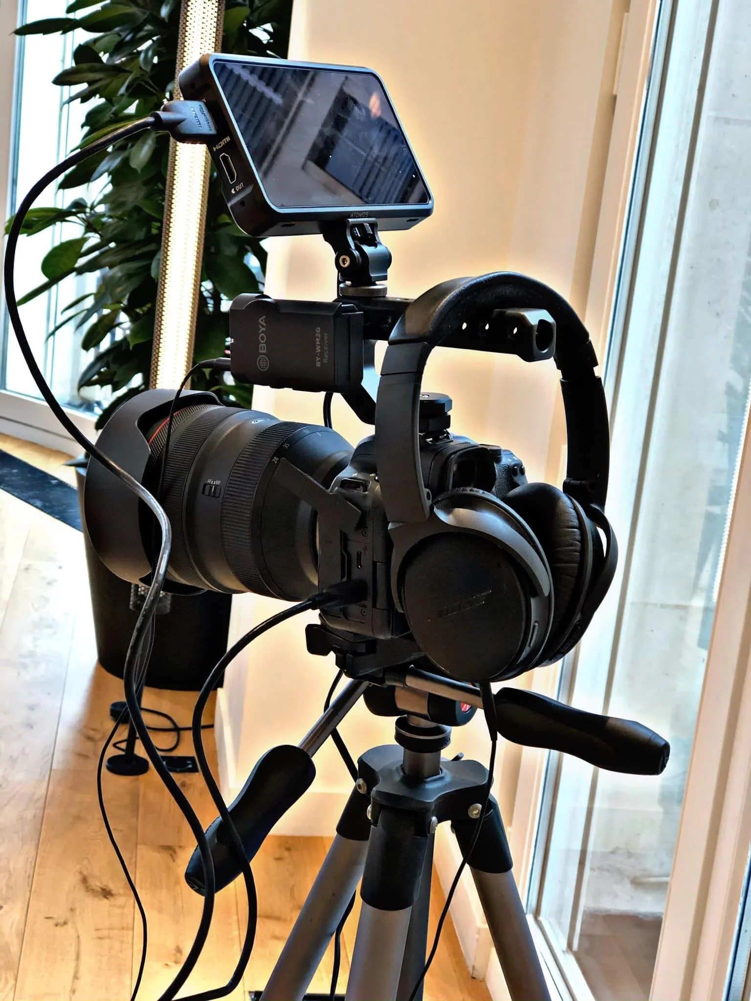 Caméra professionnelle Sony sur trépied avec micro Boya, casque audio et moniteur externe, matériel vidéaste professionnel Alsace NH VISUAL