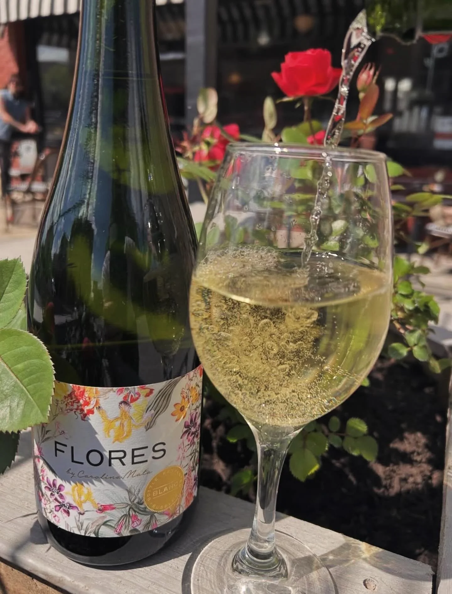 🌸🥂 Stop and smell the Flores 🌸🥂

Flores by Carolina Mata is a vibrant Traditional Method sparkling wine from Spain, crafted from estate-grown grapes and aged 9 months on the lees that brings freshness and elegance to each sip!

Perfect for sunny 