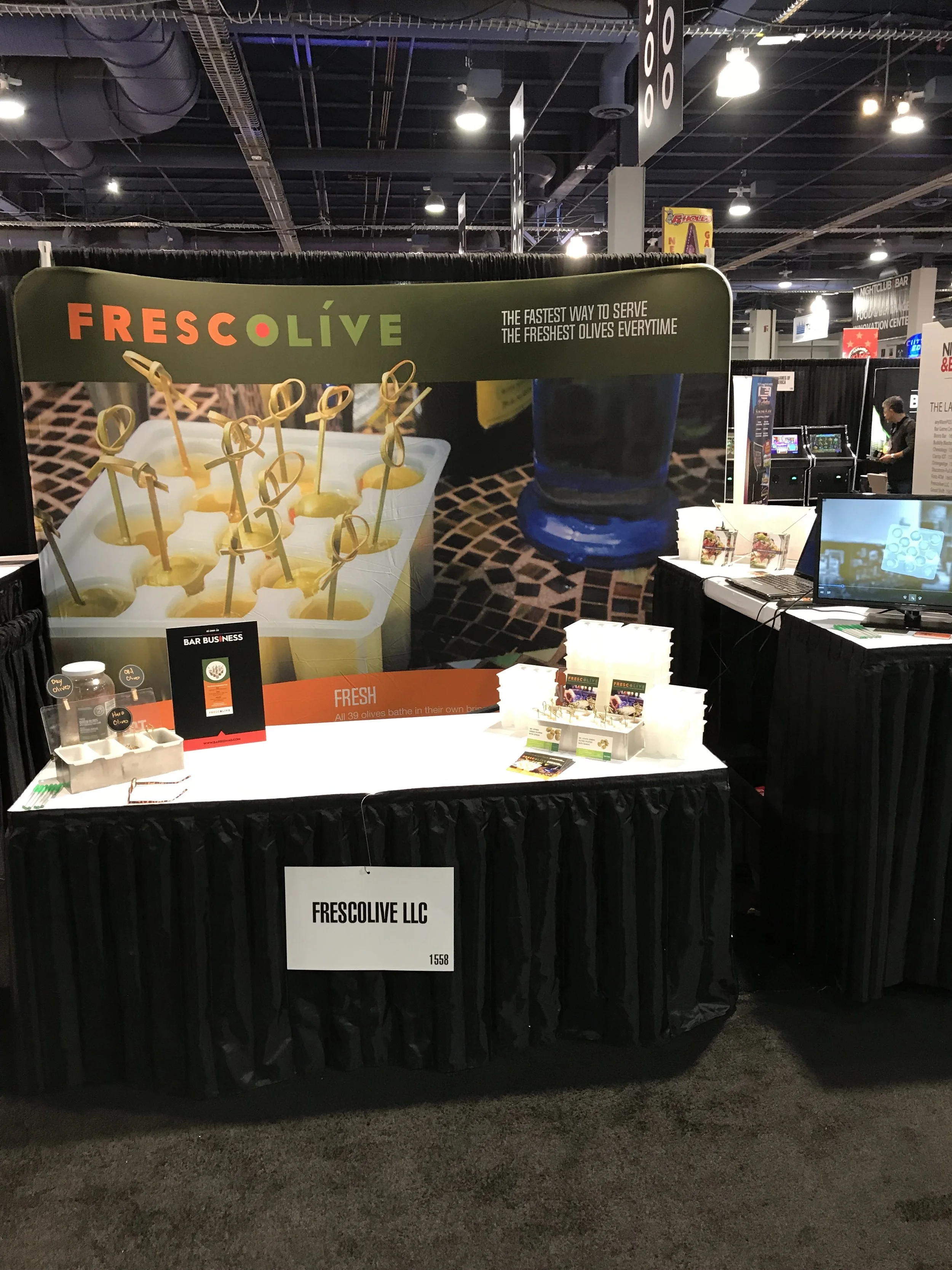 How to Pitch Your Product at Events - Turning Booth Traffic Into Real Momentum