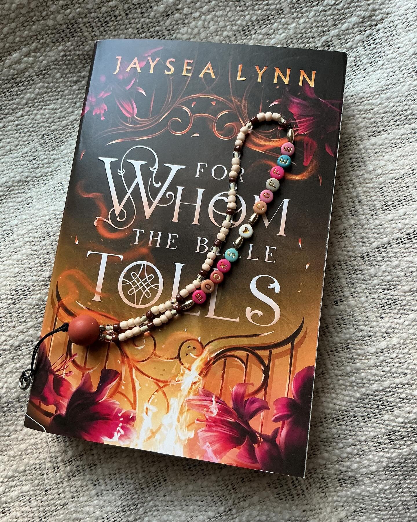 ✨Coming Soon!✨
Say hello to your new favorite strap on 😏📚📱
These stunning, homemade Kindle/Phone Straps are the perfect combo of cute & convenient — and yes, we totally call them strap ons 😂
💸 $15
📦 Free shipping
🛍️ www.bookbaddies