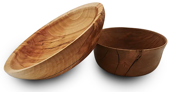 Zwei gedrechselte Holzschalen, eine helle flache und eine dunkle tiefe
