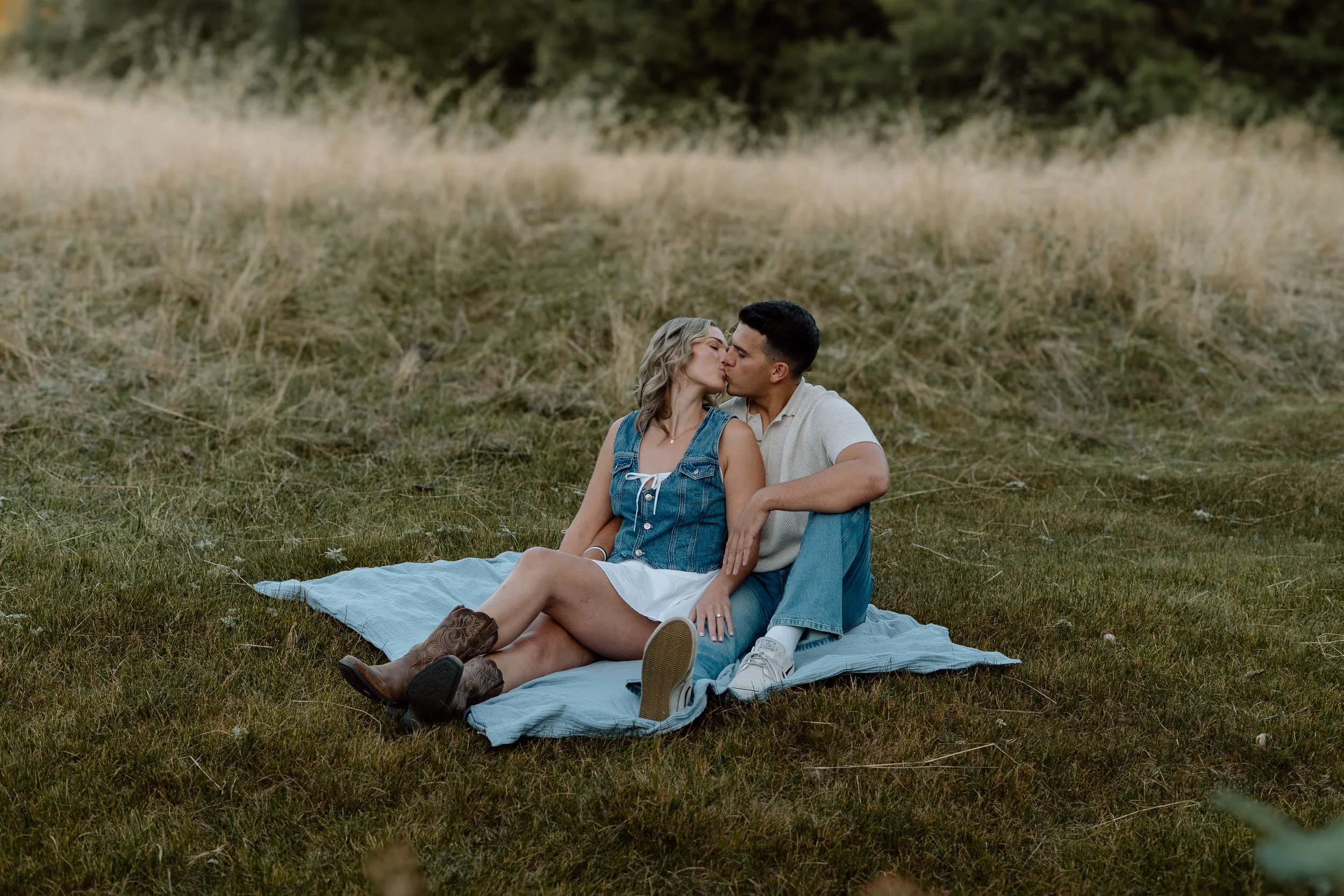 engagement-photo-couple-on-blanket-kissing.jpg