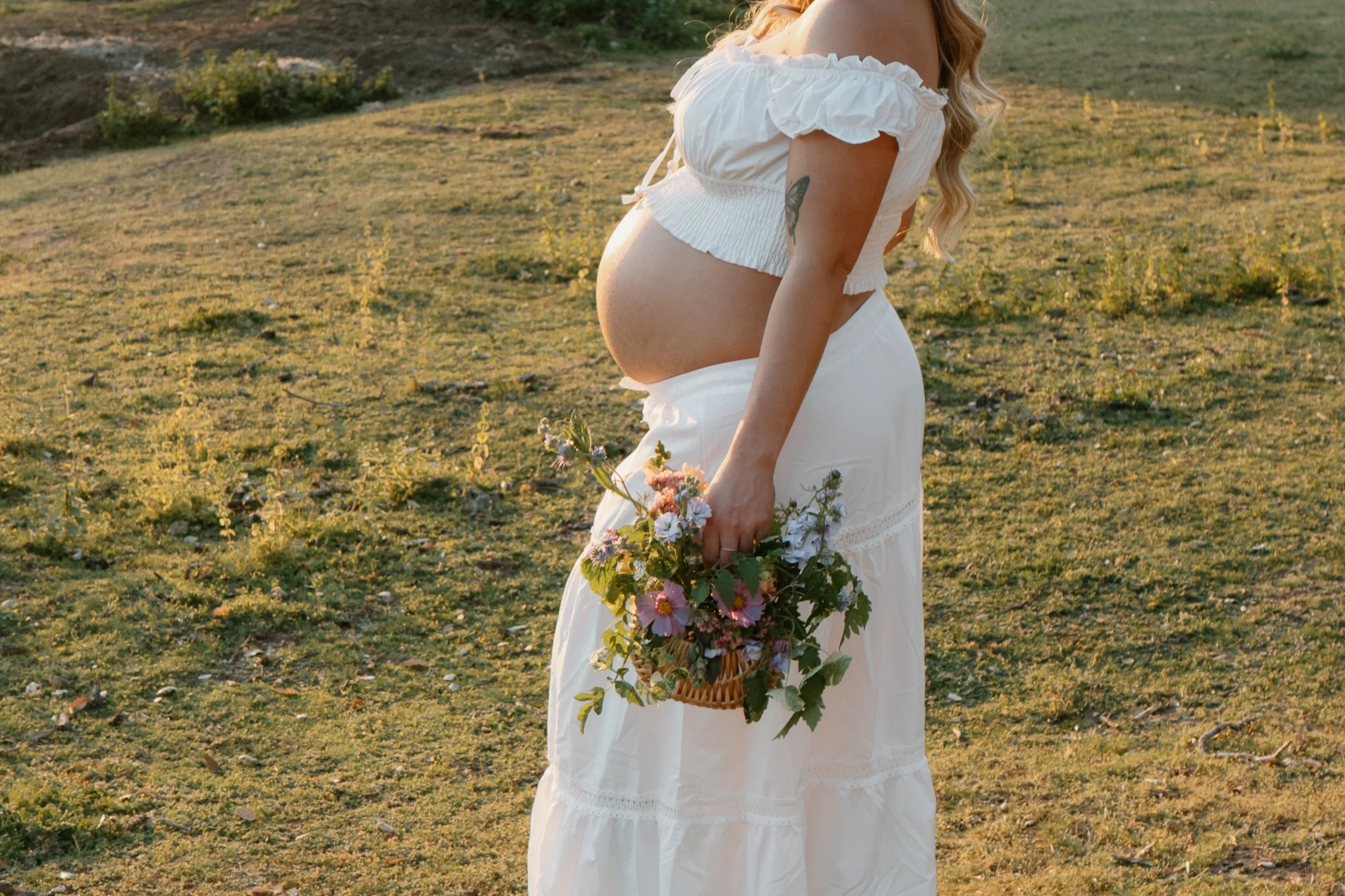 farm-maternity-photoshoot.jpg