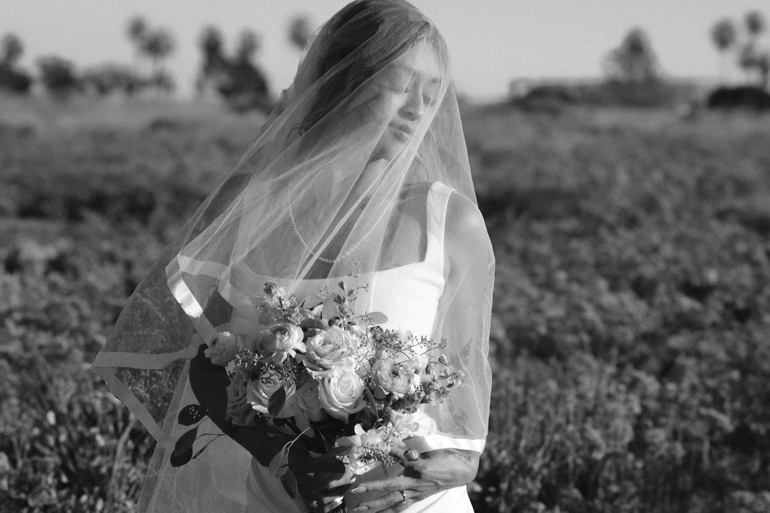 Bride-under-veil-blak-and-white.jpg