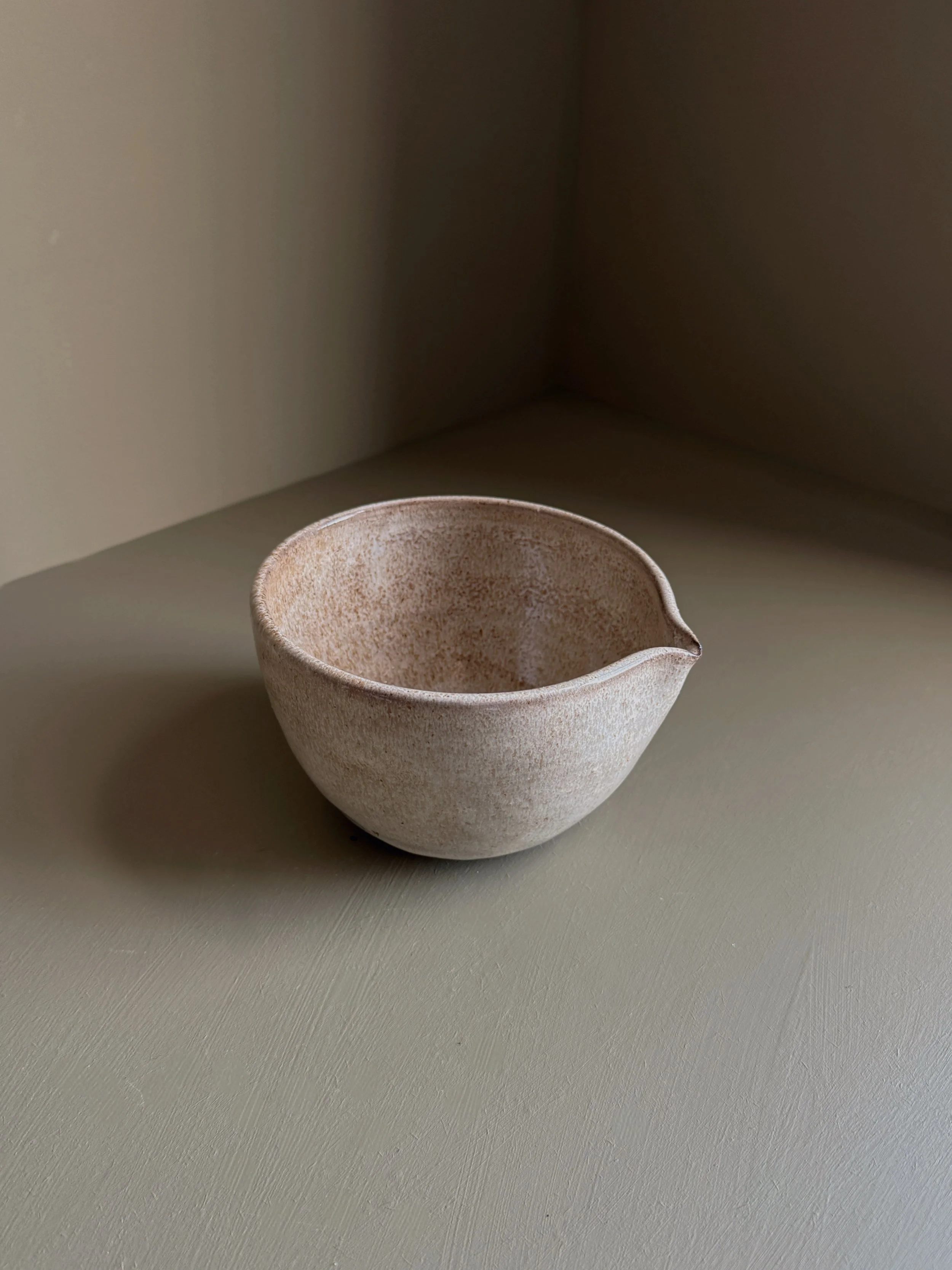 Pourer in Gloss Ivory and Black Clay