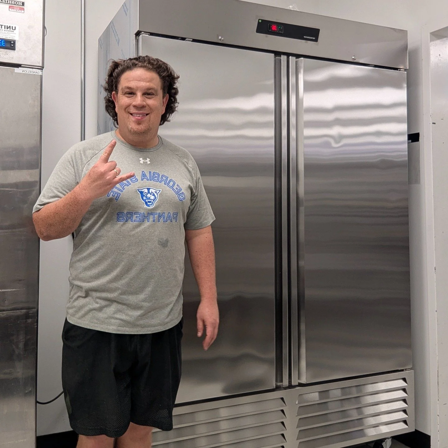 BOOM! 💥💥

My brand-new commercial fridge just landed and I couldn&rsquo;t be more hyped! 🧊🚚

This beauty means more fridge space = more catering gigs during the week &mdash; let&rsquo;s gooo! 🙌🏻🔥

Massive thanks to @StartMeATL for the grant an