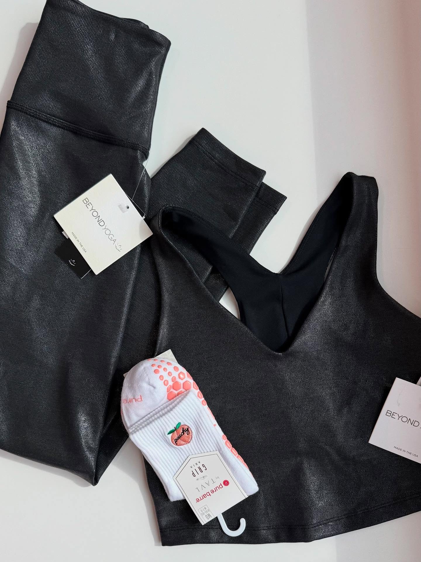 This Beyond Yoga set deserves some appreciation, it&rsquo;s beautiful!✨ Small through Large left in studio -&gt; claim yours now 🤍🛍️ #beyondyoga #purebarrealedo #purebarresfw #purebarrefits
