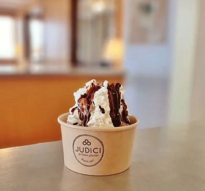 Pot gourmand avec glace, supplément chantilly maison et sauce chocolat chaud maison.