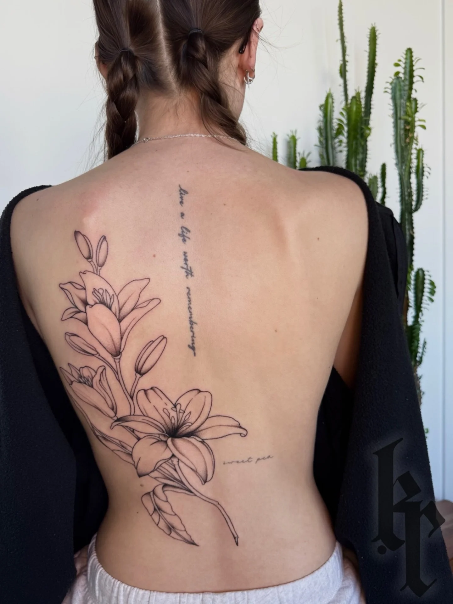 Andee wanted lilies that flowed between her pre existing script tattoos and this is what I came up with for her, thanks again for the ongoing trust throughout the years🤍
&bull;
&bull;
&bull;
#lilytattoo #backtattoo #florals #downtownkelowna #screami