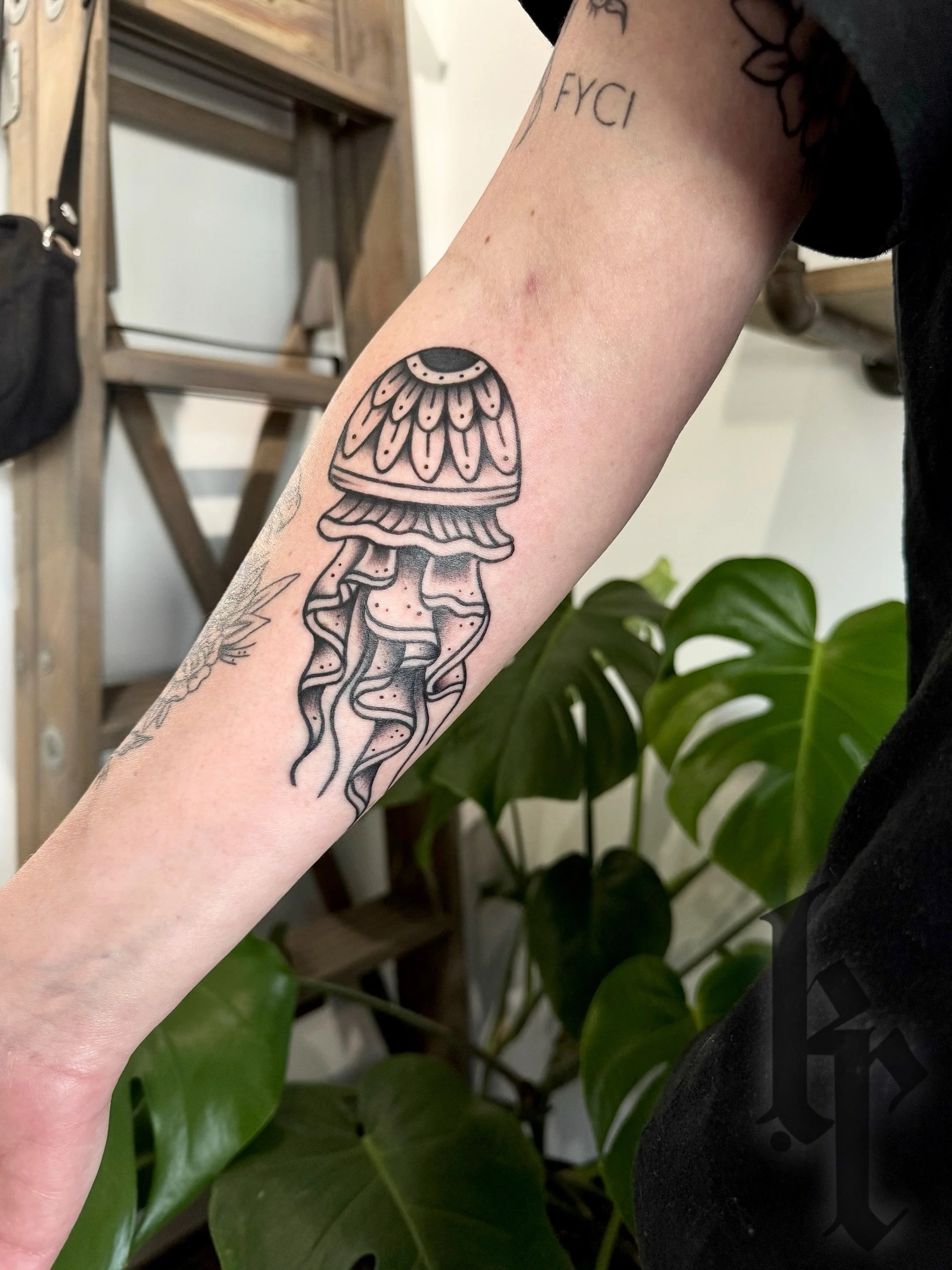 floral jellyfish🪼 

I think sea creatures are my second favourite thing to tattoo aside from eagles! bring on the ocean themed tattoos
&bull;
&bull;
&bull;
#jellyfishtattoo #americantraditionaltattoo #screamineagletattoo #downtownkelowna #okanogansu