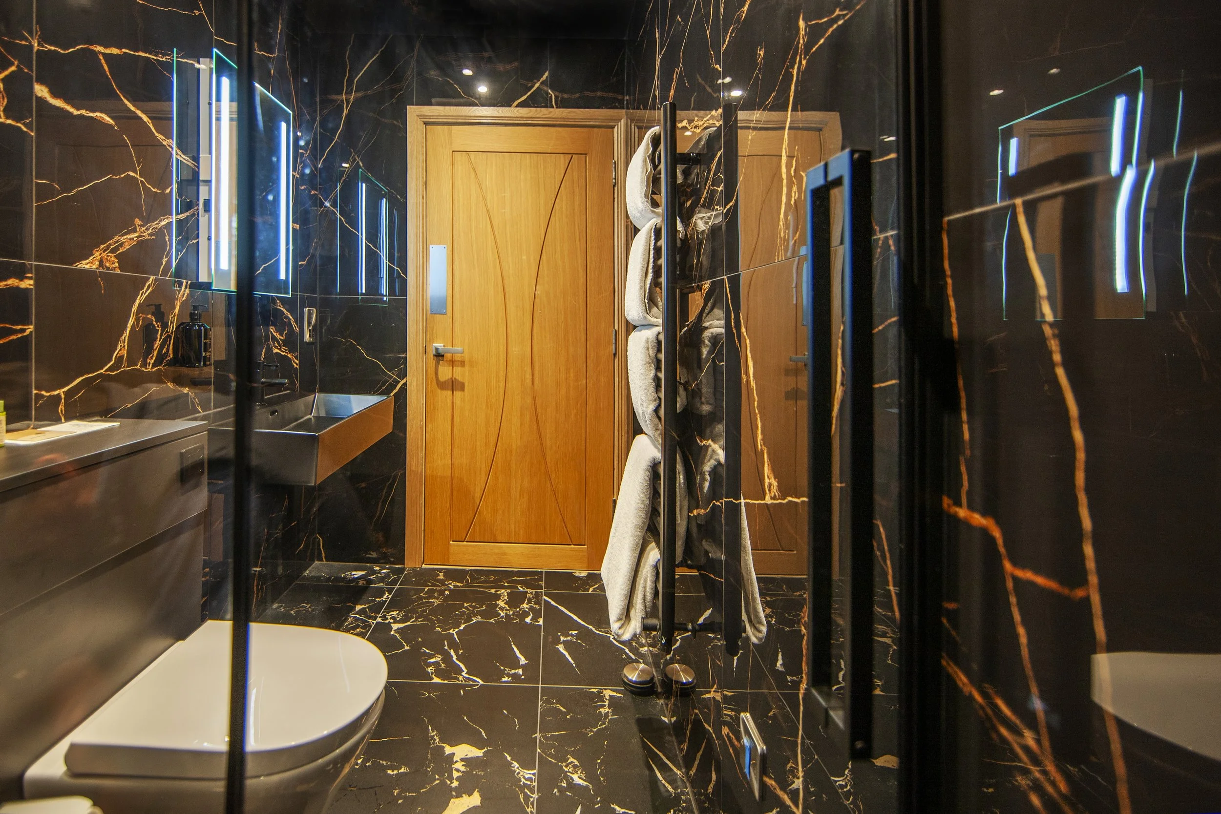 1Z6E0044 R25 ensuite.jpeg