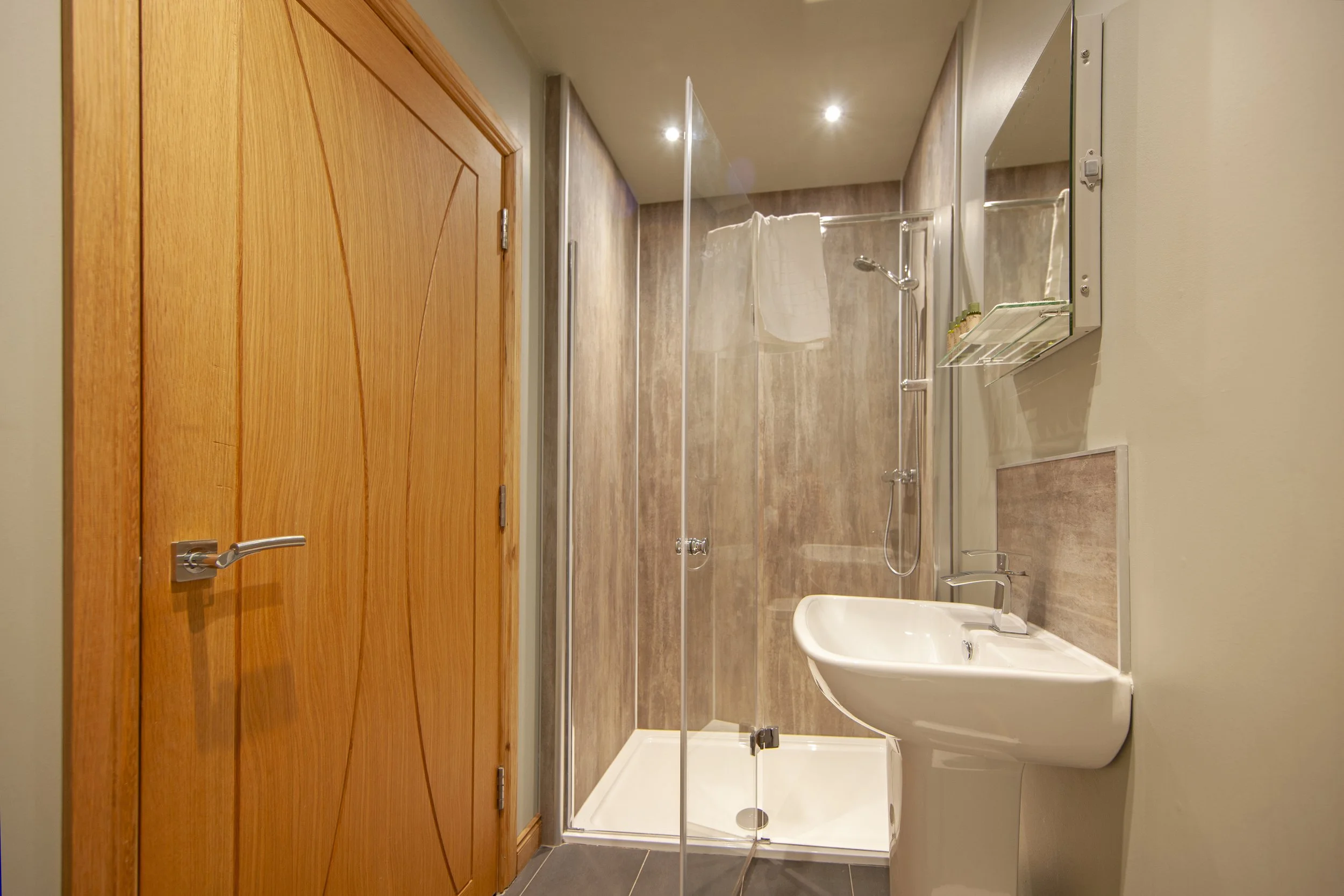 1Z6E9371 R26 Ensuite.jpg