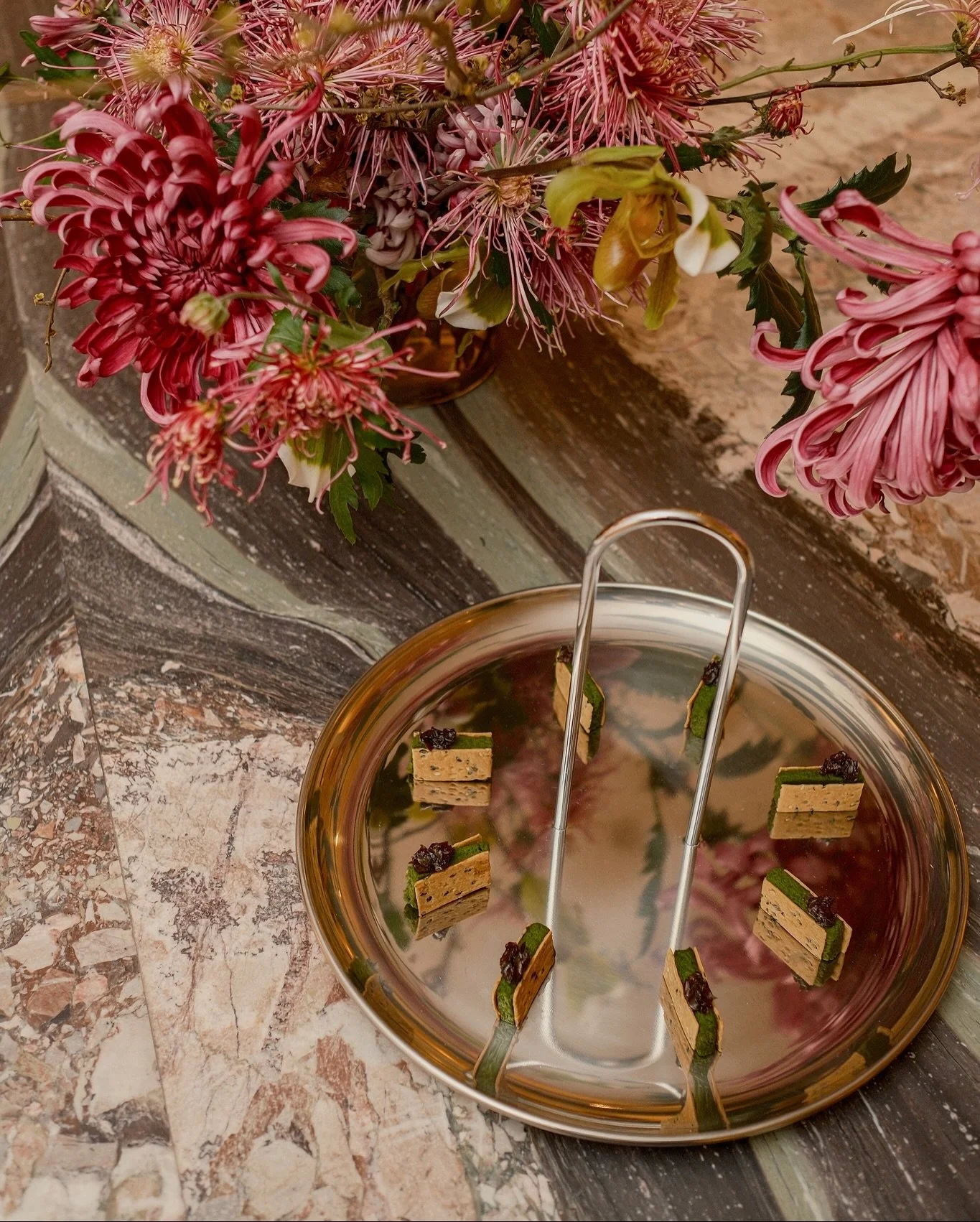 An evening celebrating @shawnhenderson and @altforliving as they debuted their new rug collection, Negative Space, at @amelieduchalard.