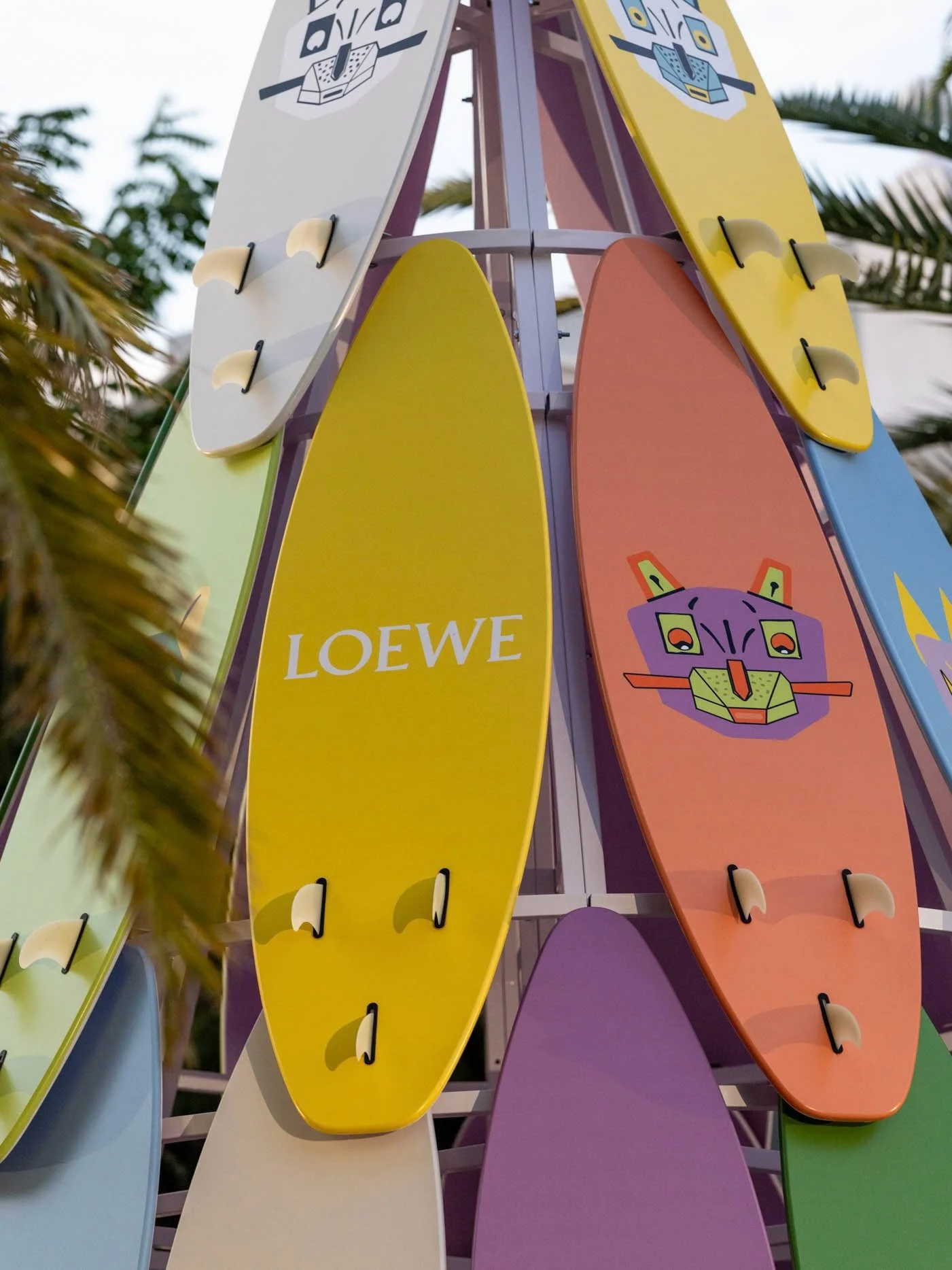 We joined @theroyalpoincianaplaza in Palm Beach for their annual Surfboard Tree unveiling, celebrating the season with drinks, bites, and cookie decorating alongside @loewe&rsquo;s playful installation. 

Installation: @loewe 
Venue: @theroyalpoincia