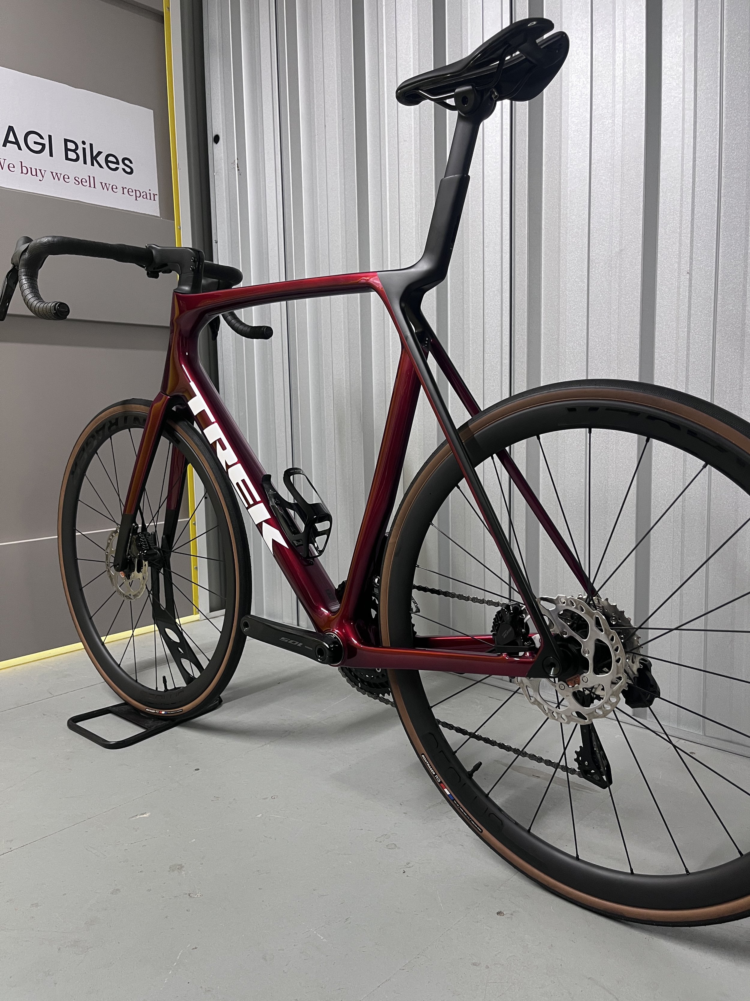2025 Trek Madone SL6 105 Di2 Gen 8 Full Carbon Road Bike