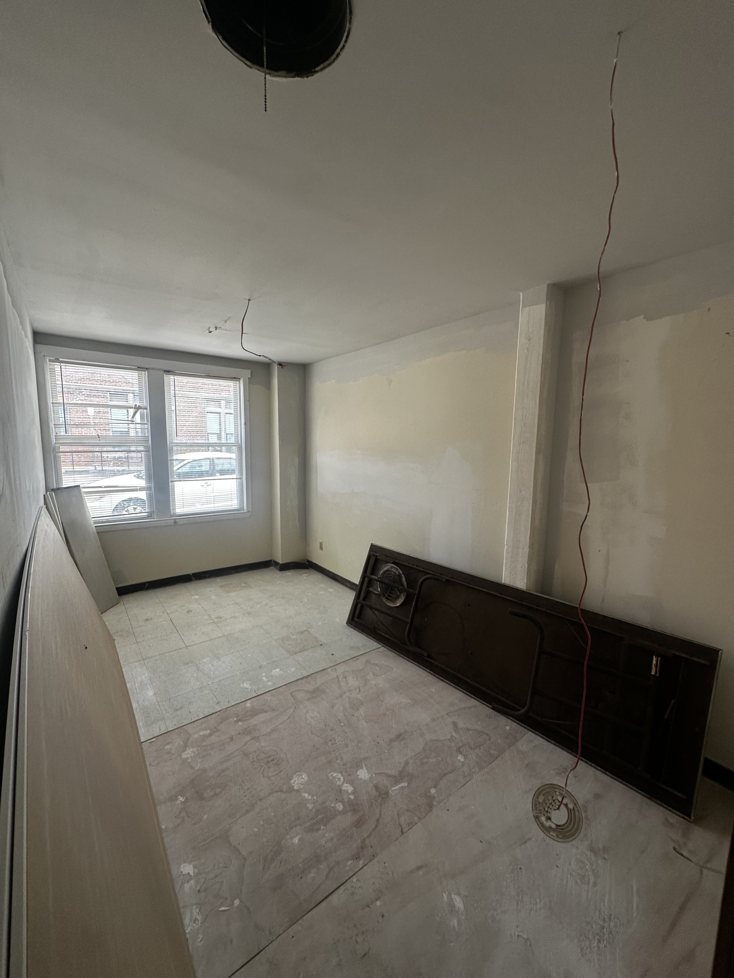 960 DIxwell Front left room .jpg