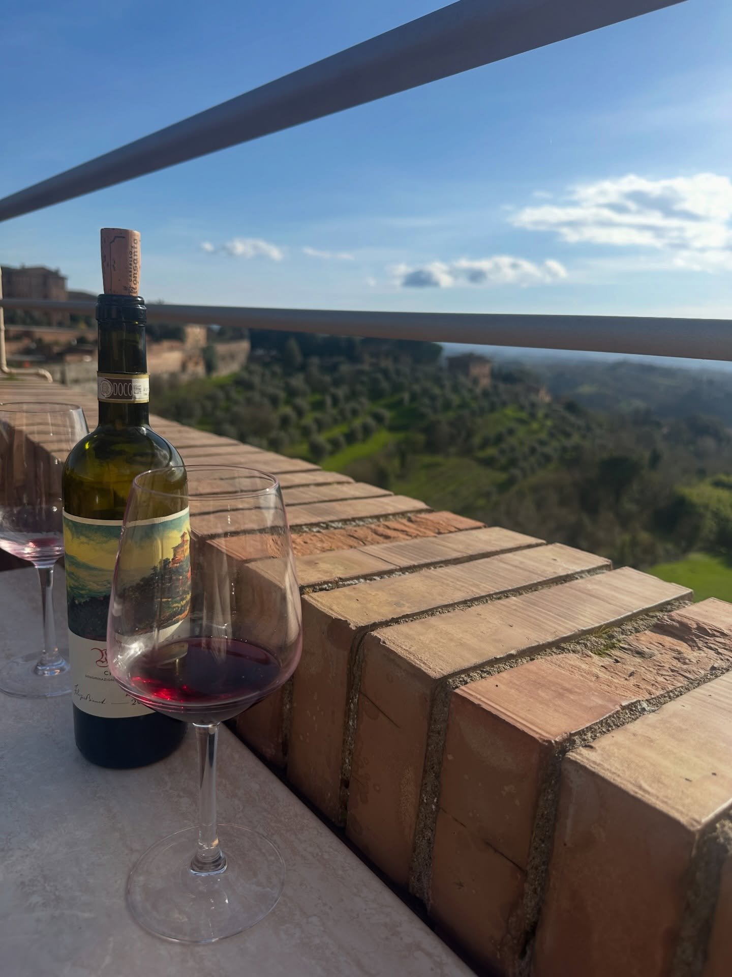 Missing the Tuscan countryside big time today 🥲

My husband and I visited in March 2024 and it was the perfect time to experience the region. Lush green hills, fewer crowds, and that dreamy golden light made it unforgettable ✨ 

If Tuscany is on you