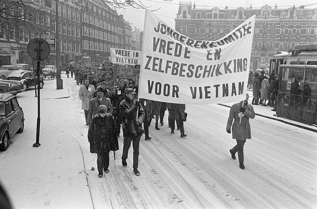 Protestmars_in_Amsterdam_van_diverse_jongeren-organisatie_tegen_oorlog_in_Vietna,_Bestanddeelnr_918-7728.jpg