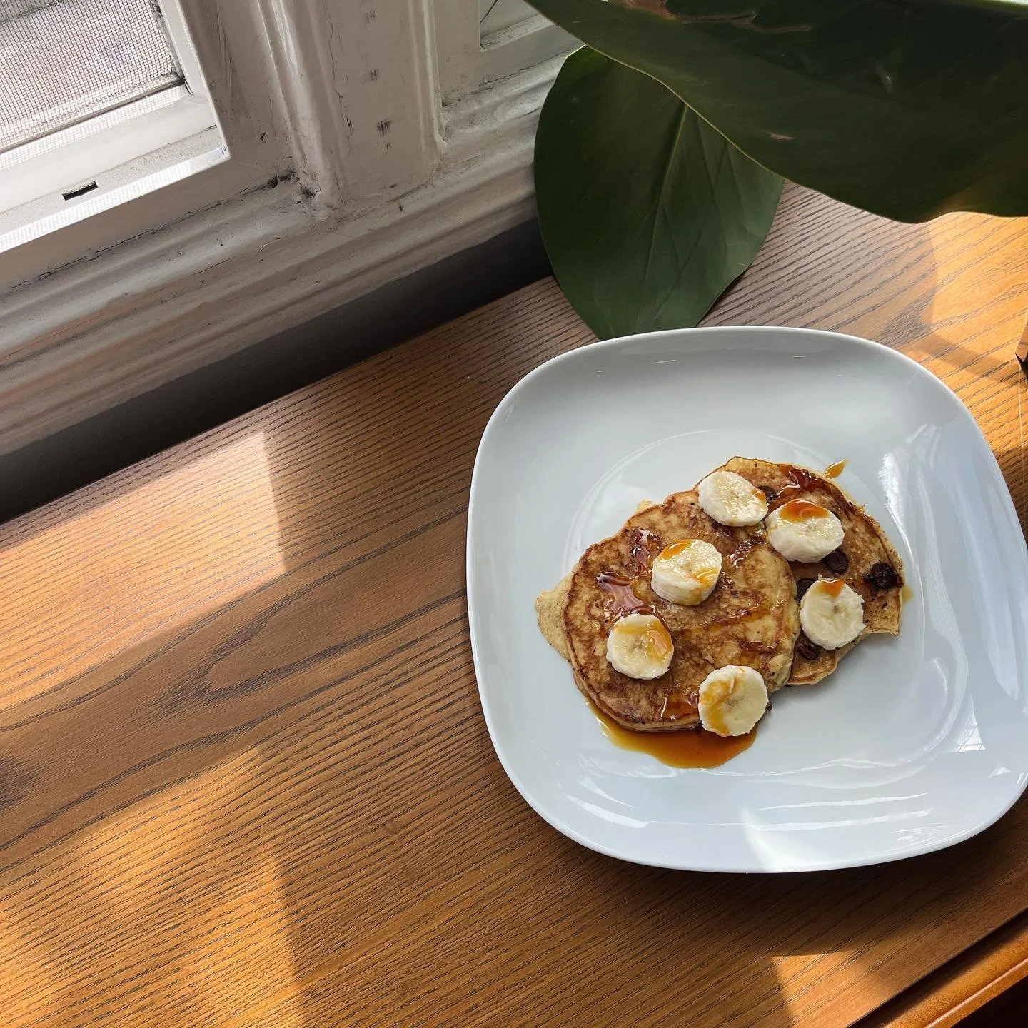Frickin healthy cottage cheese banana PANCAKES!!!! 🍌 🥞 
We are officially in the cottage cheese cult - and so happy about it. 

If you&rsquo;re looking to satisfy your pancake craving but with a healthy, high protein twist, look no further:
Mix tog