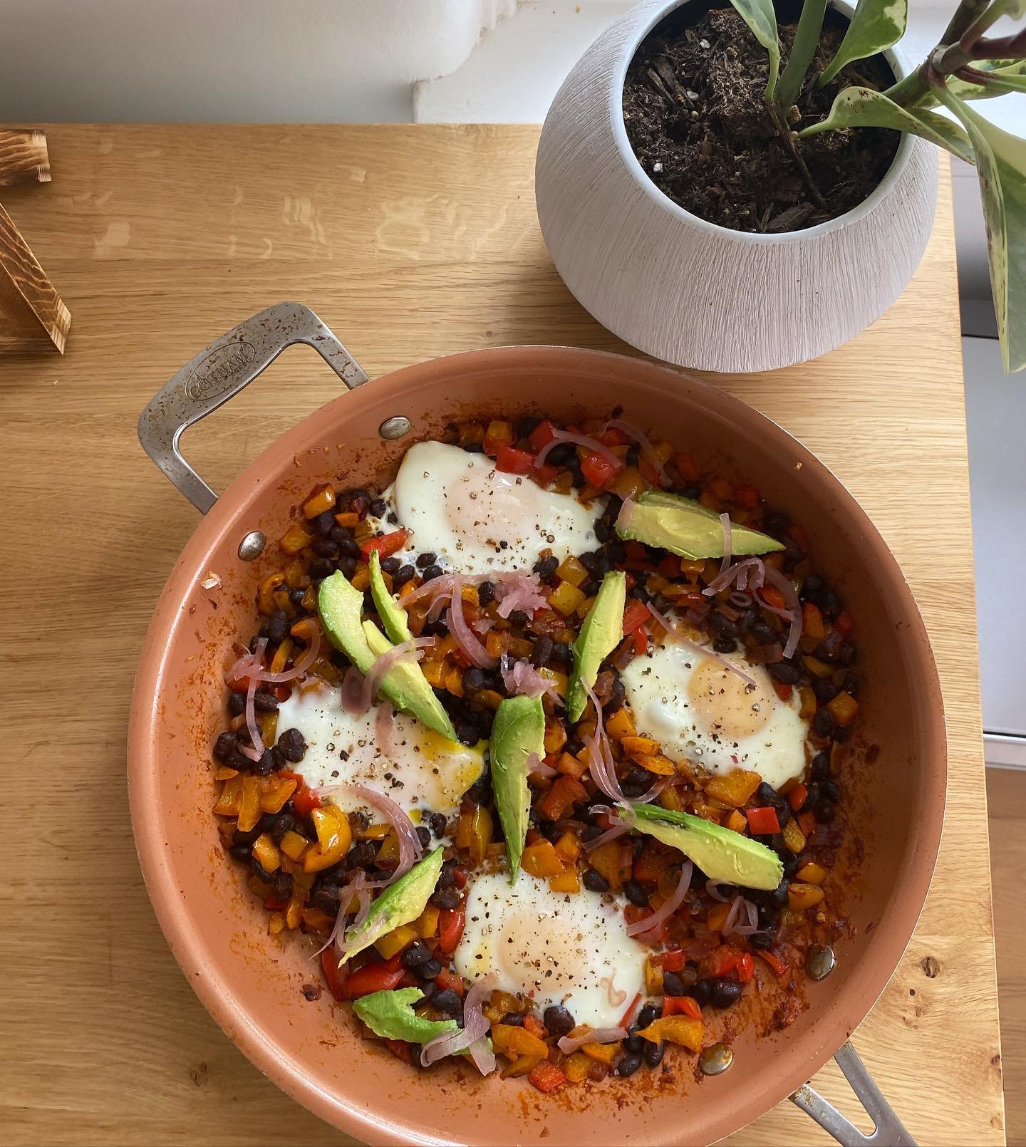 A favorite &ldquo;One pot shop&rdquo; brunch recipe from @natsnourishments 👏 One of her maaany bean recipes I love! 

High protein 💪
High fiber (your gut will thank you)
Anti-inflammatory 🥑 🫑 

AND incredibly quick and easy to make.

Ingredients: