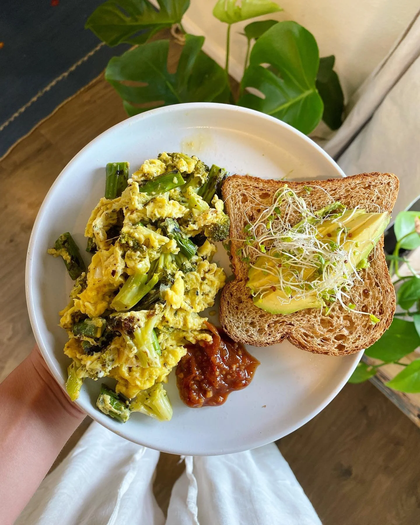 Savory breakfasts &gt;&gt;&gt; 🙌🤌 if you&rsquo;re looking to better balance your blood sugars to sustain and stabilize energy levels in the day (ie avoid &ldquo;crashes&rdquo;), lower inflammation, improve mood, have fewer cravings, or all the abov