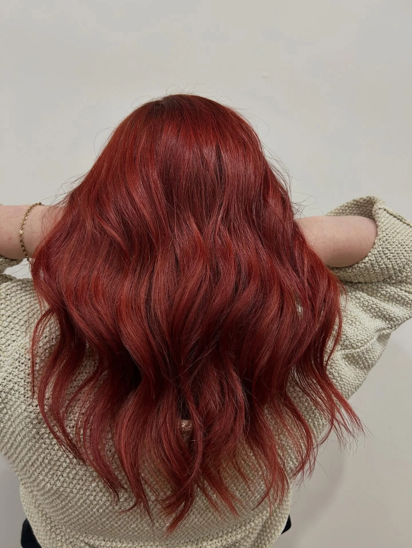 HANG ON ✋ This is fireeee ❤️&zwj;🔥

Thank you to our beautiful client Samii @thelifeofsjc for trusting us to create this look! WE LOVE ❤️👻 

#adelaidehairdresser #adelaidehairsalon #teamwork #kevinmurphycolorme