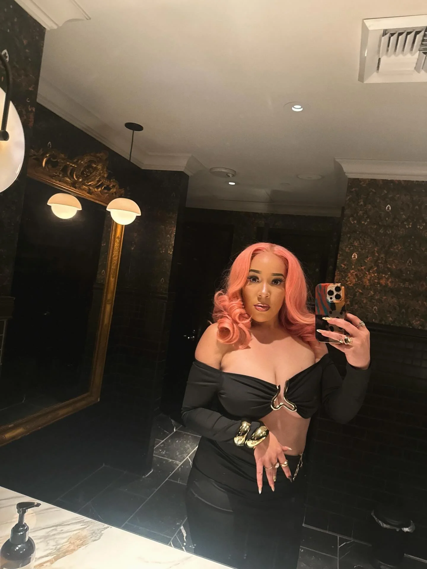 Cinderelly, no glass slipper 🧚🏼.. idk but real IT-girlishhhh ✨😮&zwj;💨 just sparklin &amp; razzle dazzlin through every room&hellip; ahhhhh the &lsquo;je ne sais quoi&rsquo; of it all.. It&rsquo;s just the energy 🙂&zwj;↕️💕🪄
