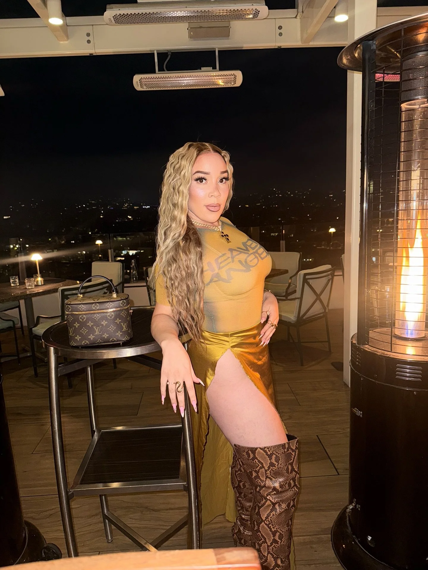 Nothing to say when you got eyes that can see 🤗 Thankyaaaaa✨🤏🏼 Cheers to me, happy new year to me ✨🦂🥂 10.24 #OVO