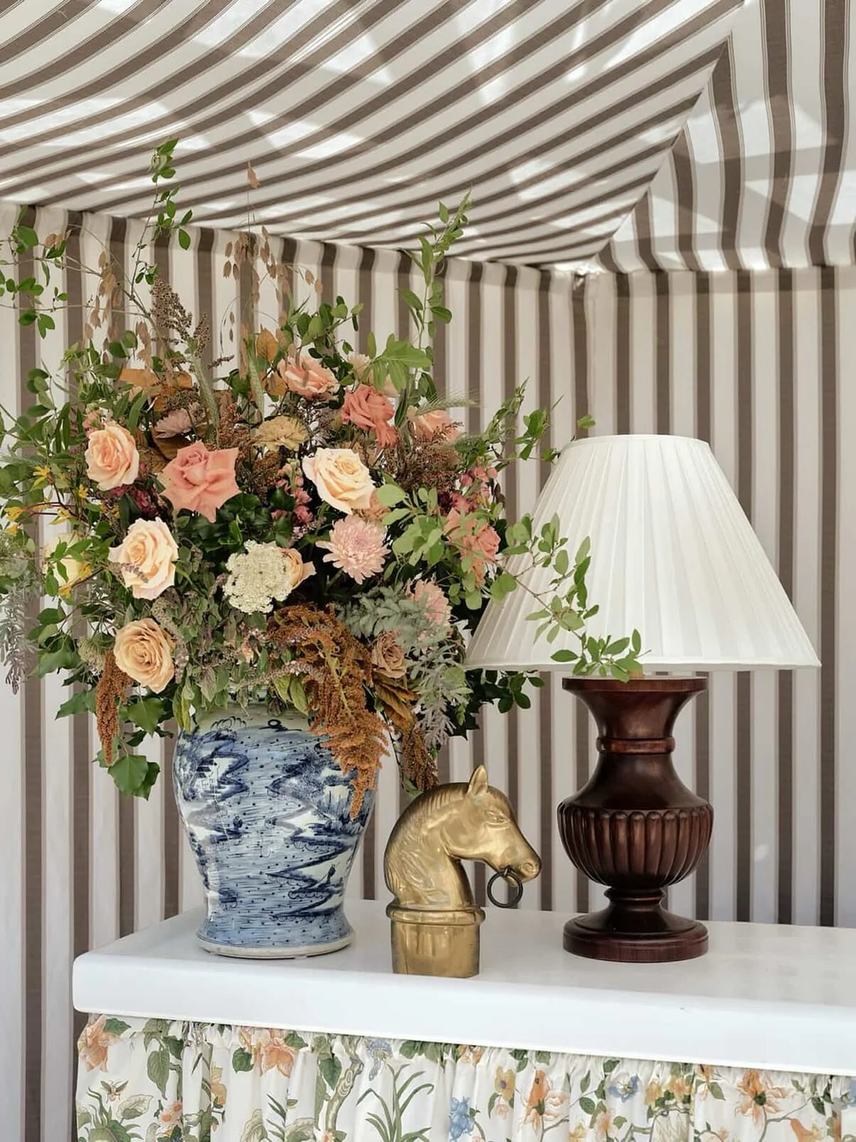 Fall vibes - love this pic from @dustinadamsphoto styled by @lindseyellisbeatty 
@antiquesgardensbham 

#flowers #fallcolors #fallvibes #sususpetals