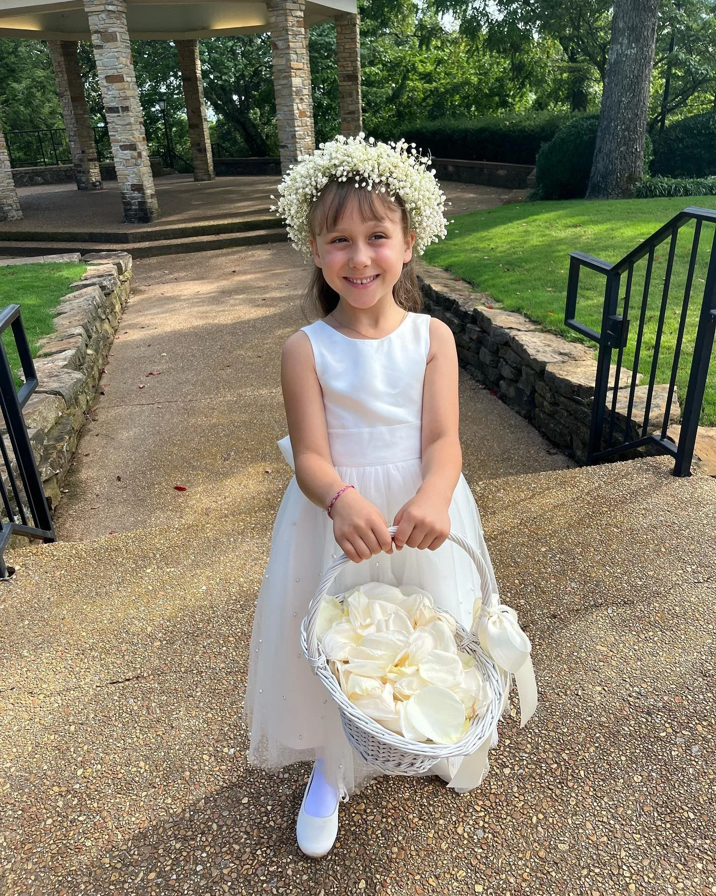 A lovely baby&rsquo;s breath floral crown for this precious flower girl. It took me longer to make than I&rsquo;d like to admit, but her smile was worth the effort! So sweet!
#babysbreath #floralcrown #flowergirl #weddingflowers #handmade #sususpetal
