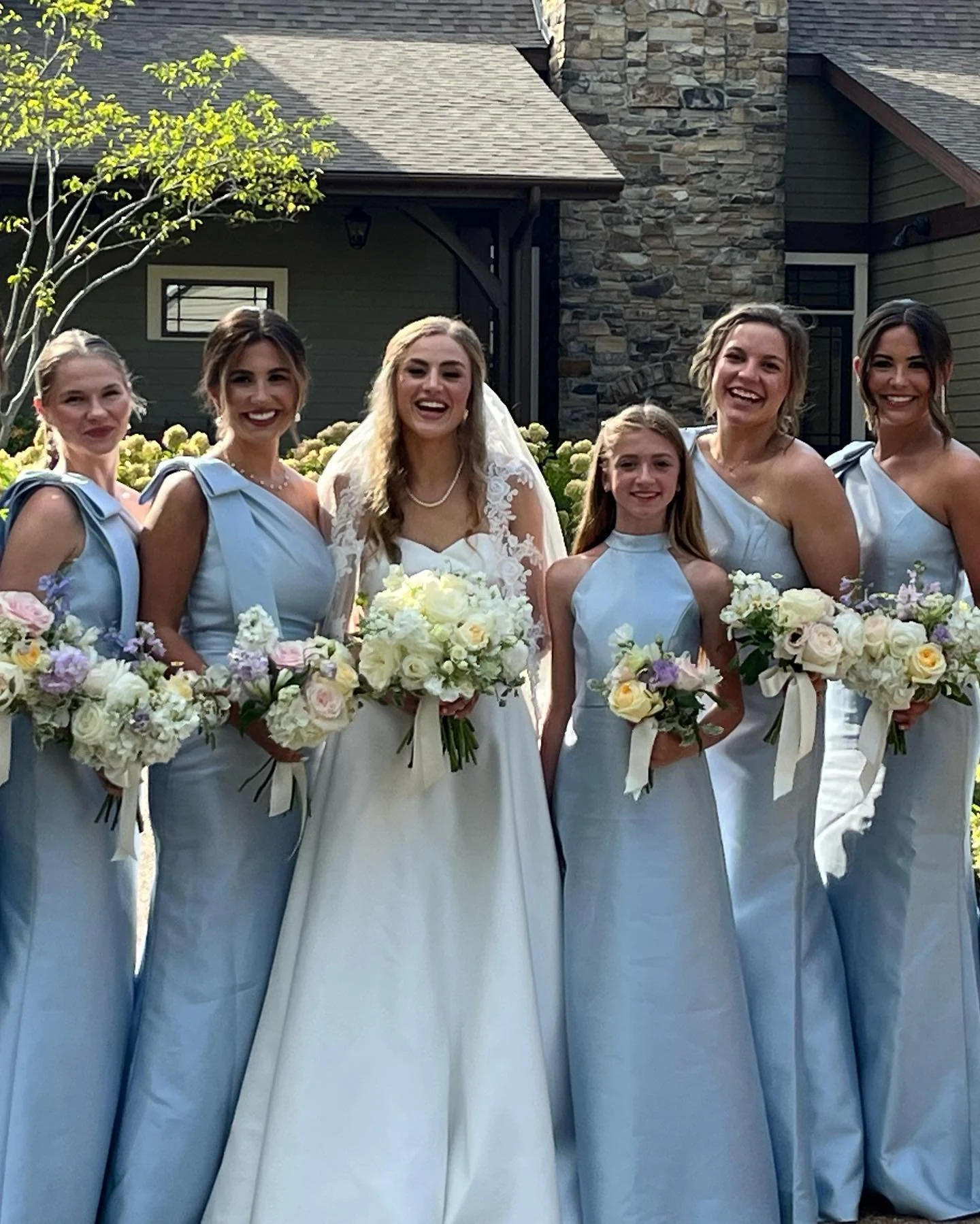 Loved making these bouquets for this sweet bride and her bridesmaids! 

#wedding #bridalbouquet #summer #sususpetals