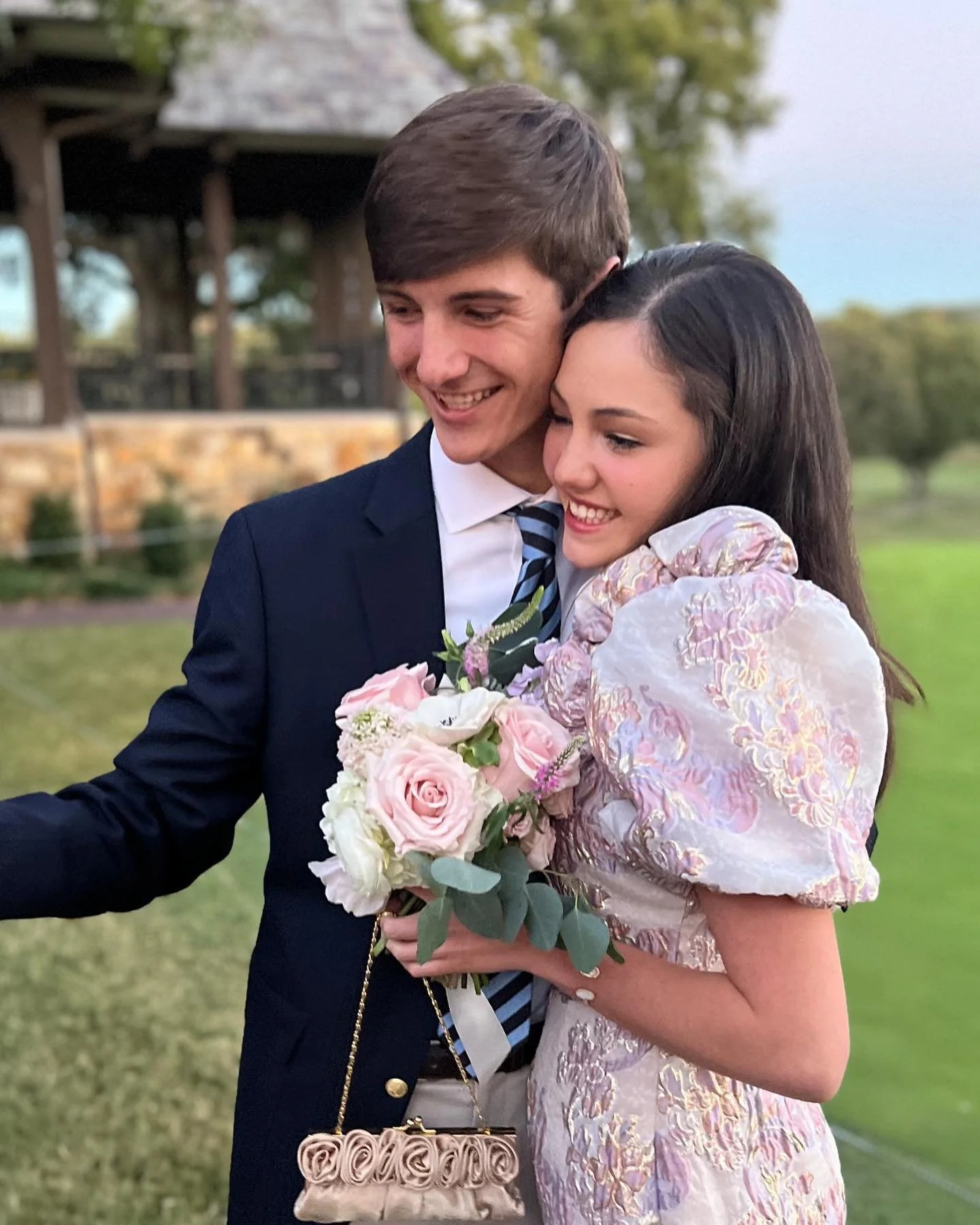 Seeing my flowers bring people joy is the best thing about what I do! Happy homecoming!

#homecoming #bouquet #flowers #sususpetals #mountainbrook #vestavia #homewood