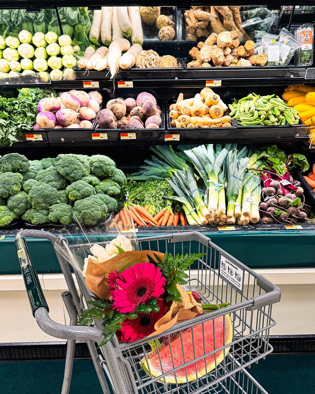 Fresh finds, colorful blooms, and dinner inspiration all in one stop 💚🥕🌸

What&rsquo;s going in your cart today?