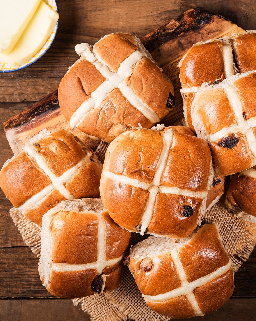 Fresh, fluffy, and crossed with sweetness 💚

Our 6-Pack Hot Cross Buns are baked the traditional way with citrusy dried fruits and finished with that perfectly sweet icing drizzle. A classic you&rsquo;ll want to grab before they&rsquo;re gone! 🍊✨

