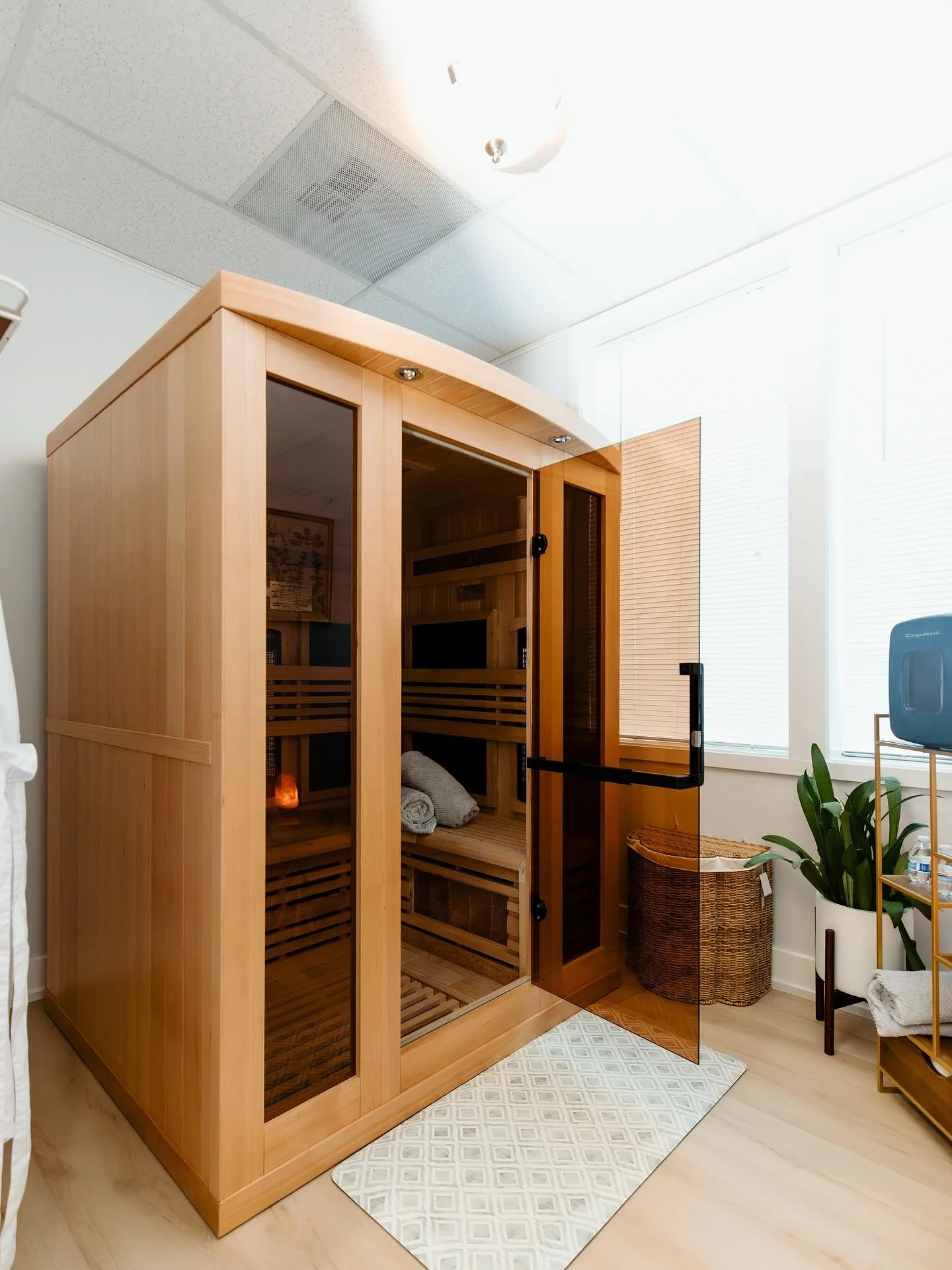 THE SAUNA IS CALLING&hellip; 

After 5 minutes- Your body switches from &ldquo;fight or flight&rdquo; to &ldquo;rest and digest&rdquo; as your blood vessels dilate 

After 10 minutes- This is where you feel the weight lift. Muscles soften, hormones d