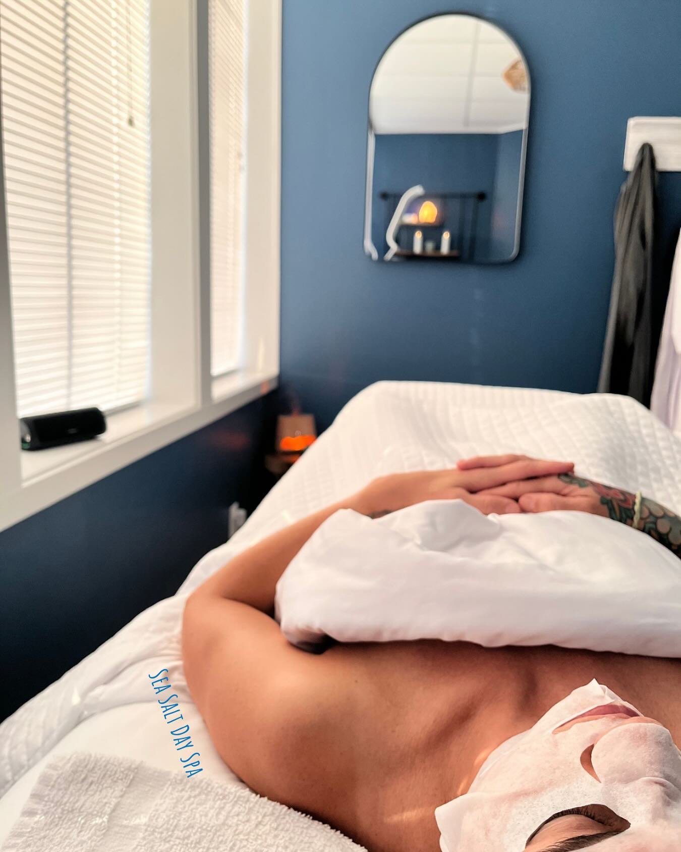 How are you supporting your skin and overall wellbeing? 

Not only is this a relaxing facial it also does wonders for  tightening and brighten your complexion!! 

Combat dull winter skin with a lifted oxygen facial