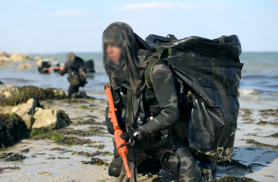 French special force camo beaching.png