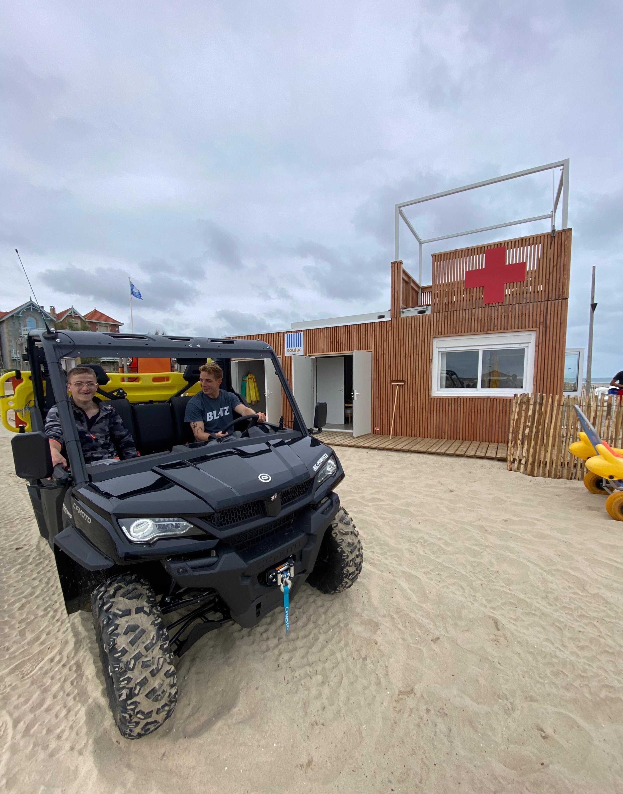 French rescue beach vehiclue.jpeg