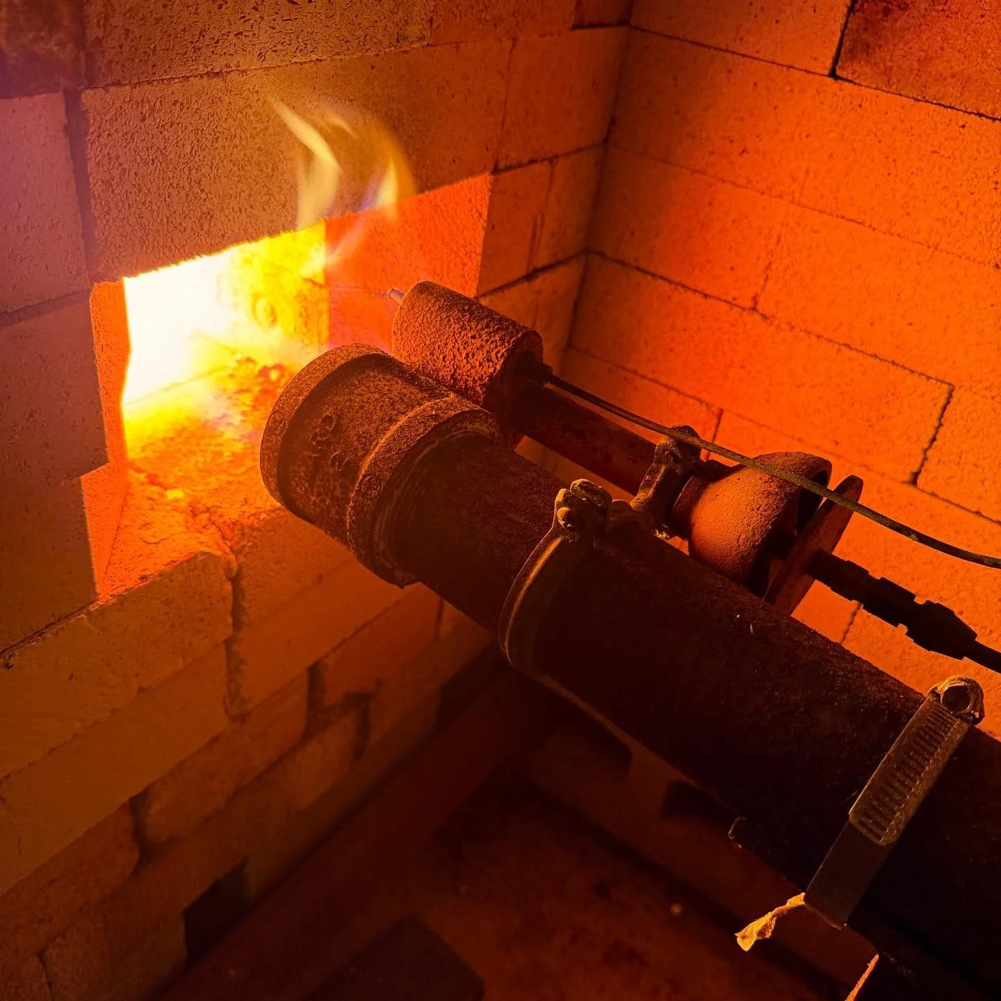 I&rsquo;ve been firing the soda kiln all day. It&rsquo;s a meditative task. And now it&rsquo;s just about soda time 🔥