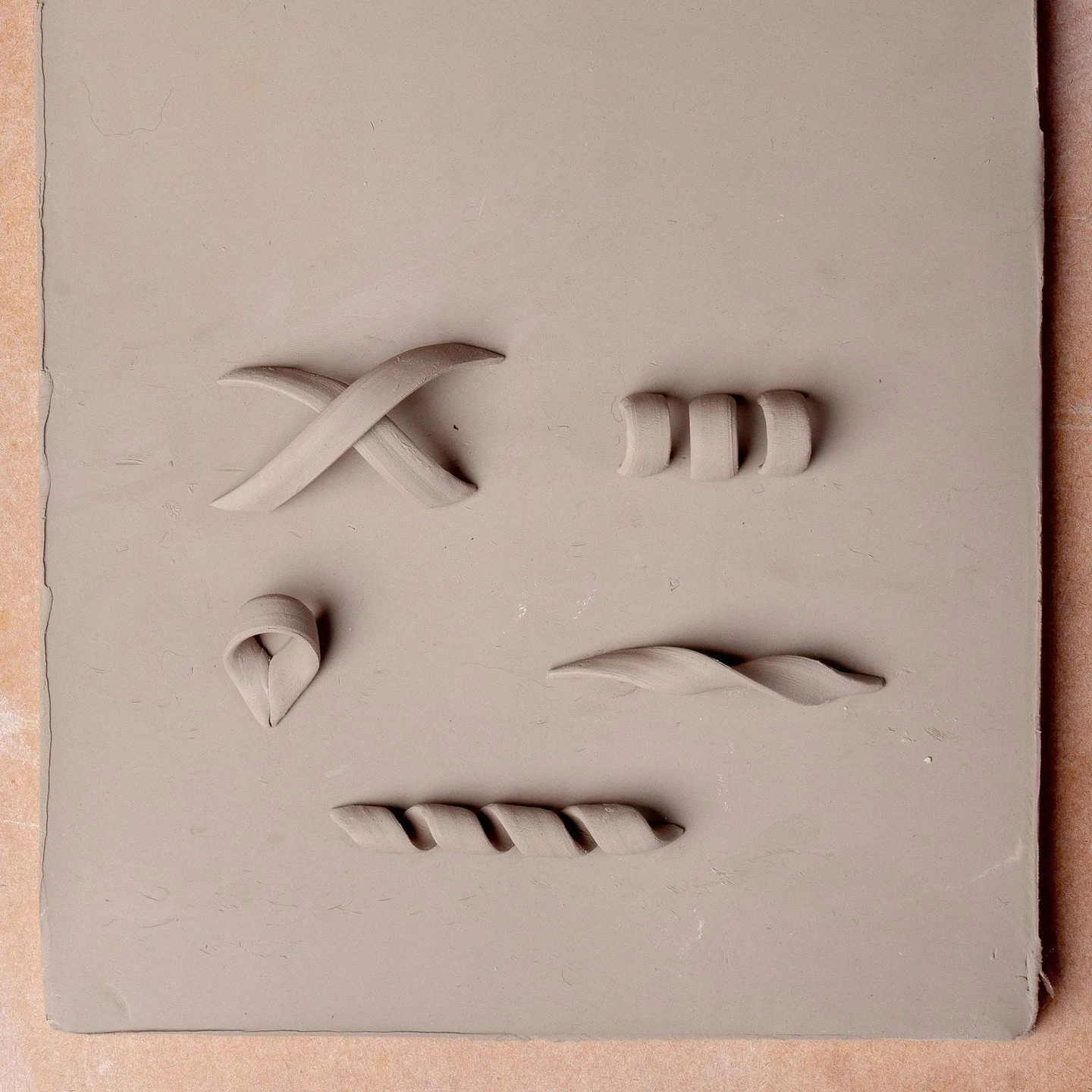 These fun handle designs are made by pulling a narrow strap handle, cutting it and then coiling or bending it. The dessert boat project in my Creative Pottery book uses tiny handles like these as a decorative element.⁠
⁠
Learn more about my book on m