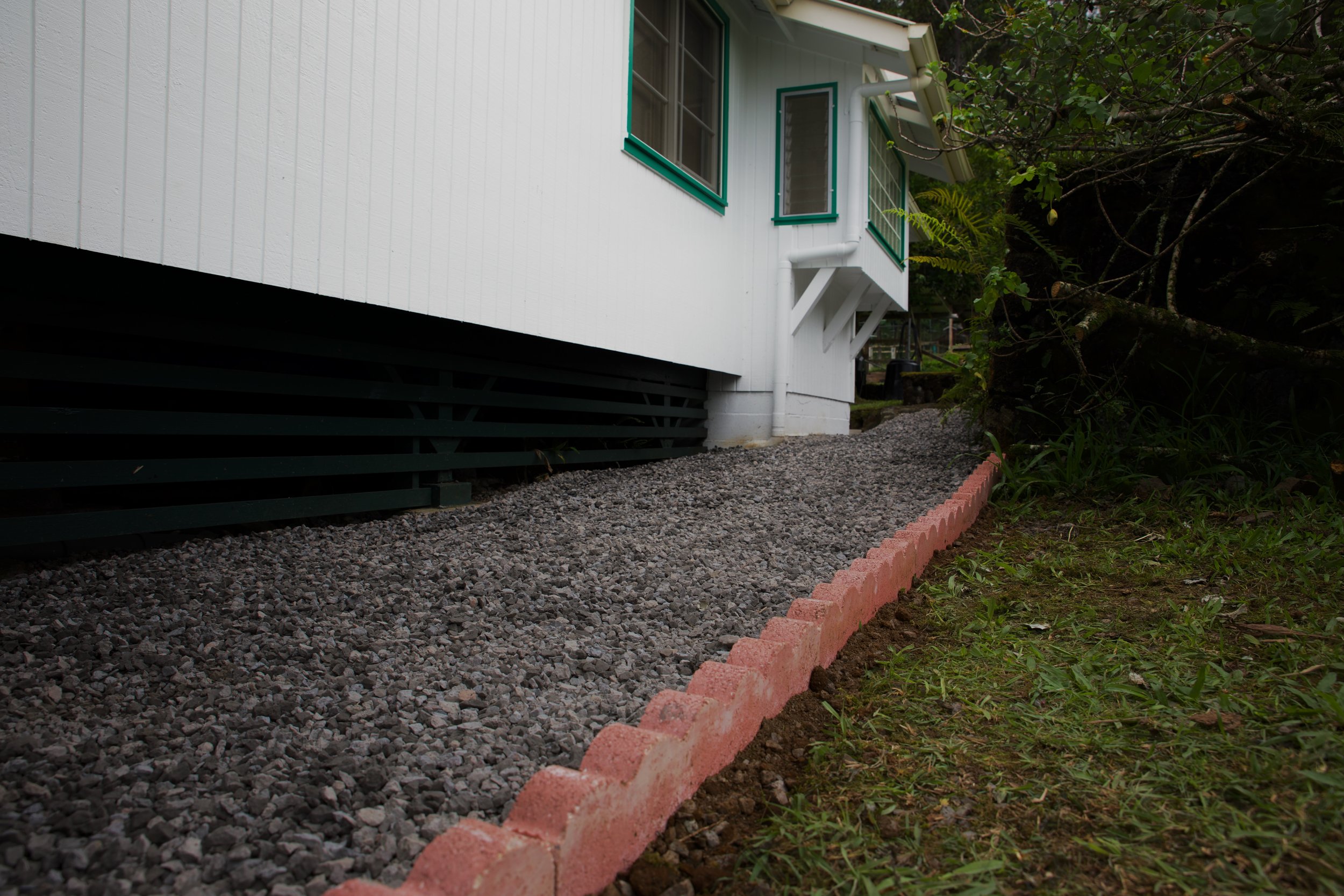 hilo-gravel-pathway-installation-shoveling-leveling.jpg